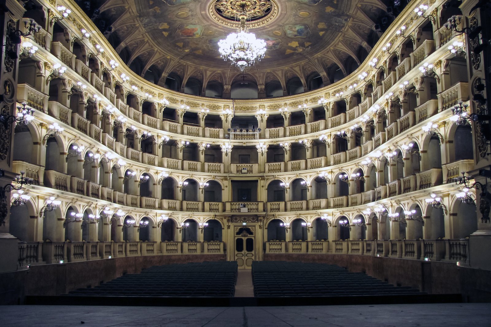 تماشای یک اپرا در Teatro Comunale - Watch an opera at Teatro Comunale