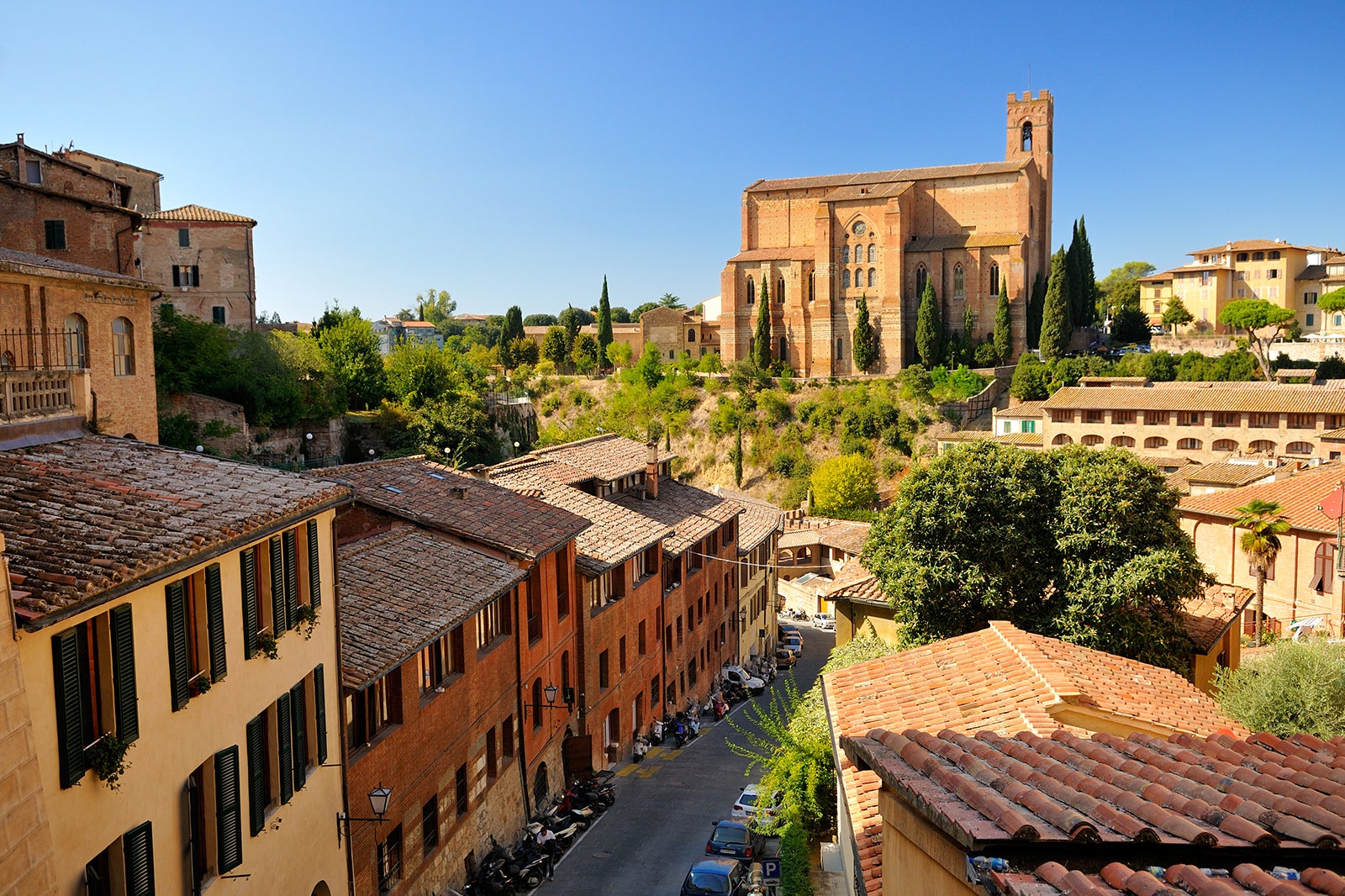 سینا را با پای پیاده کاوش کنید - Explore Siena on foot