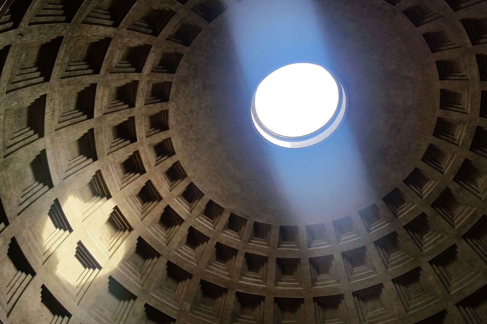 یک نمایش نور آسمانی در پانتئون در روز تولد رم برگزار می شود - A heavenly lightshow takes place at the Pantheon on Rome’s birthday