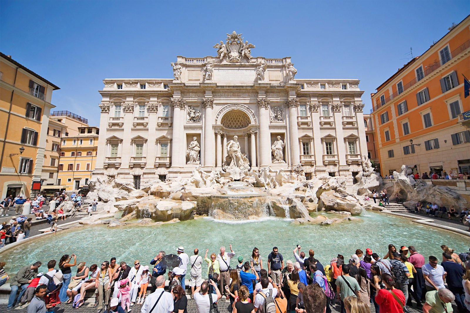 فواره تروی یک ماشین پول است - Trevi fountain is a money machine