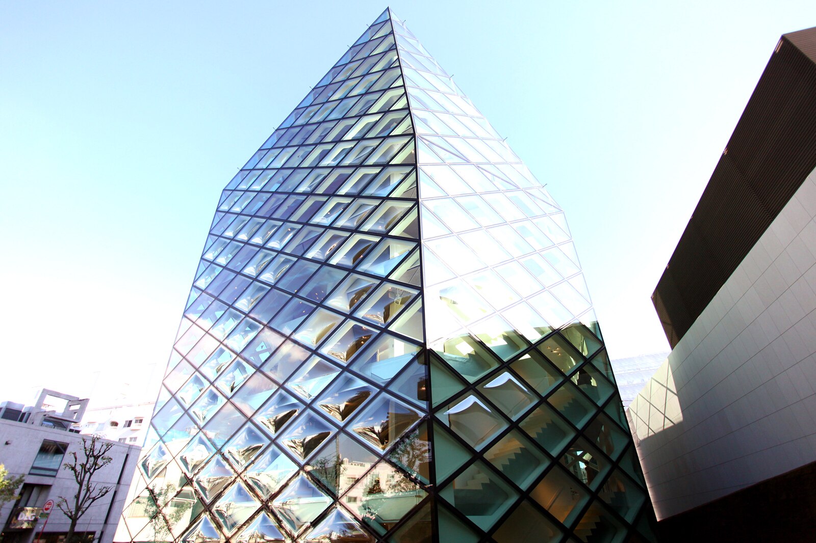 ساختمان پرادا آئویاما - The Prada Building Aoyama