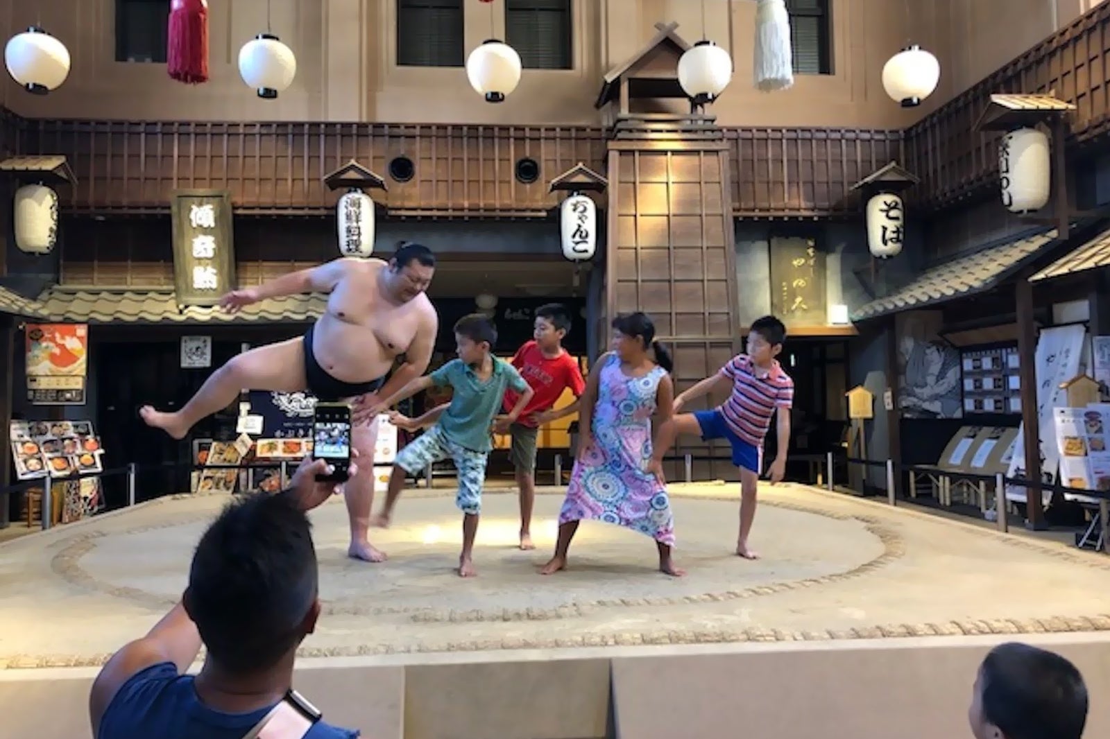 یک استاد سومو کشتی بگیرید - Wrestle a sumo master