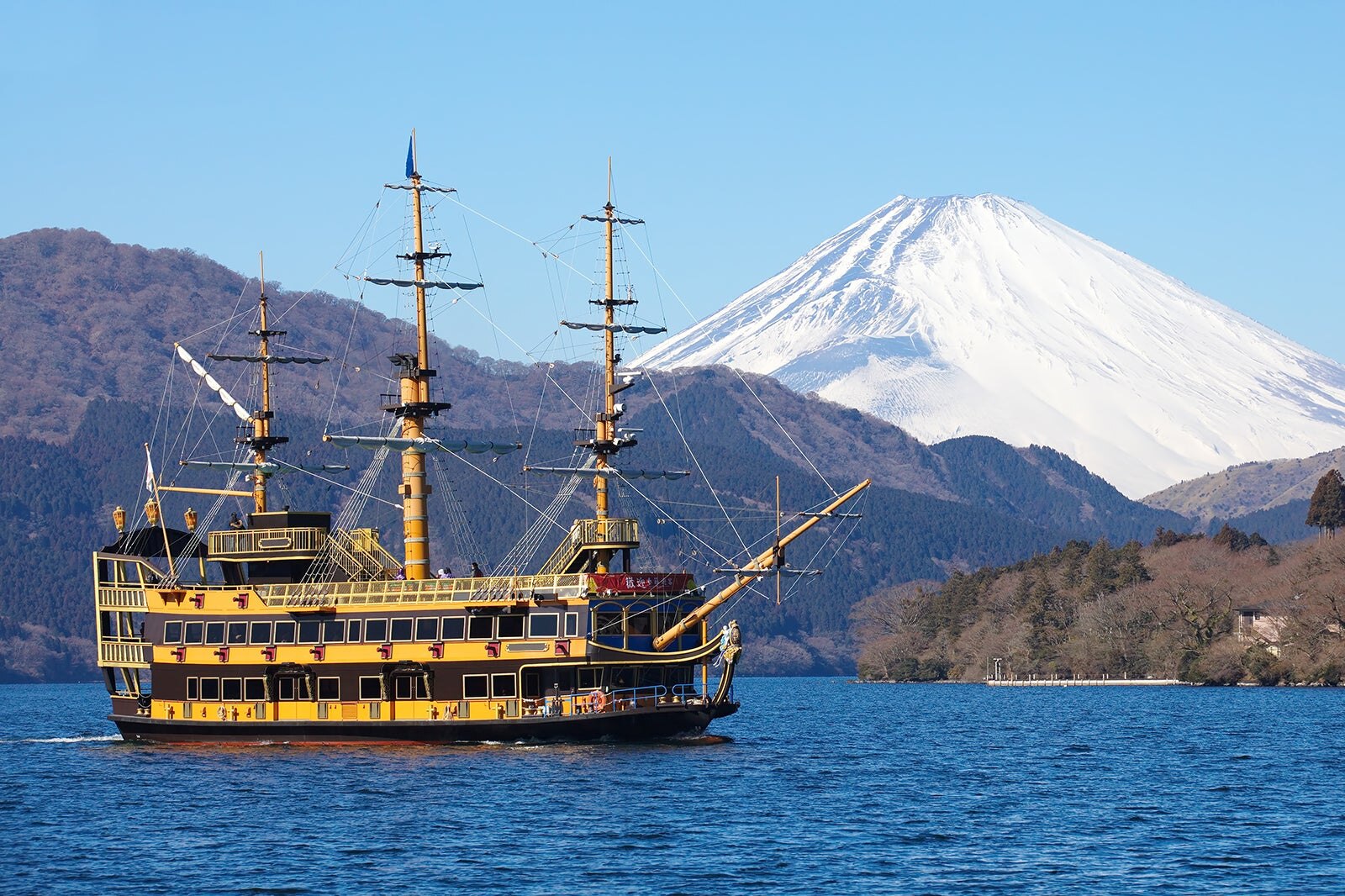 کشتی دزدان دریایی هاکون، بندر توگندای - Hakone Pirate Ship, Togendai Port