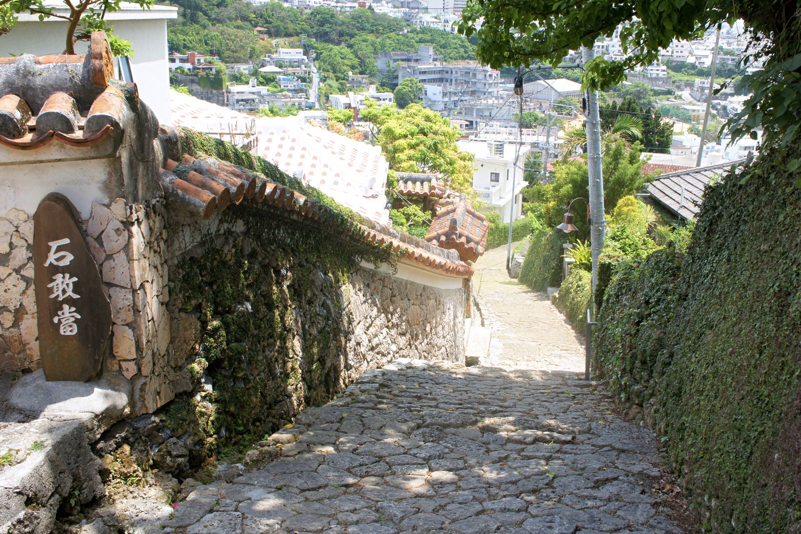 در مسیرهای سنگفرش شده Shurikinjocho قدم بزنید - Walk the stone-paved paths of Shurikinjocho