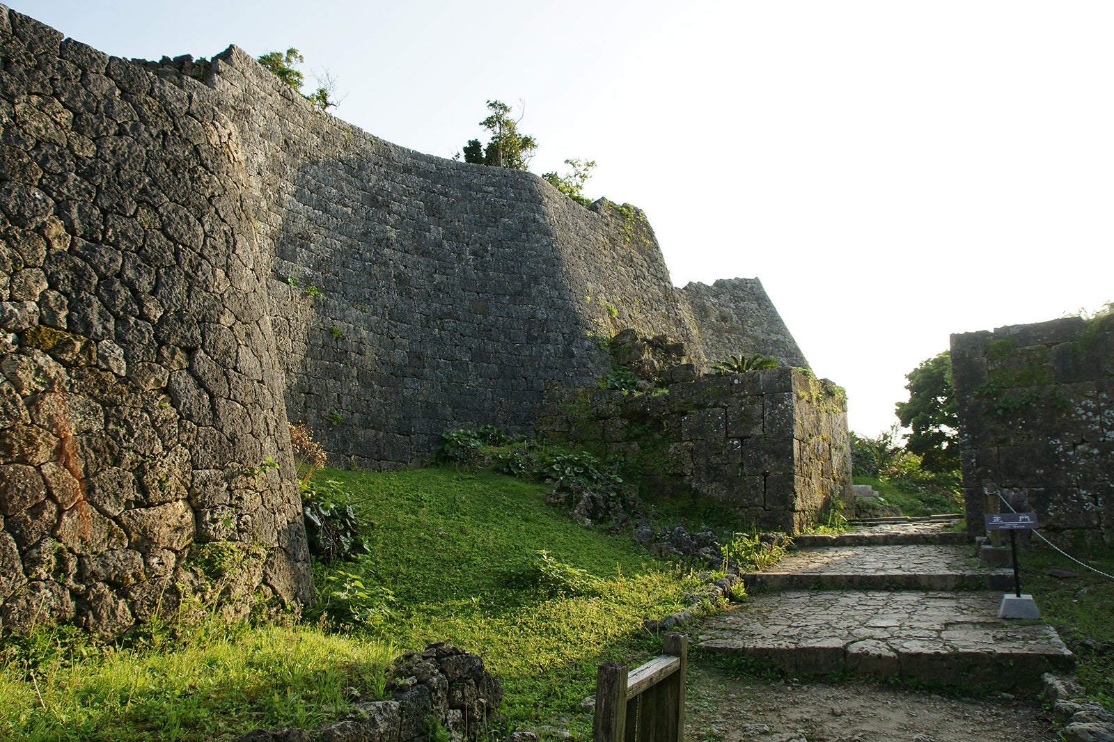 قلعه ناکاگوسوکو ویرانه های میراث جهانی - Nakagusuku Castle Ruins World Heritage Site