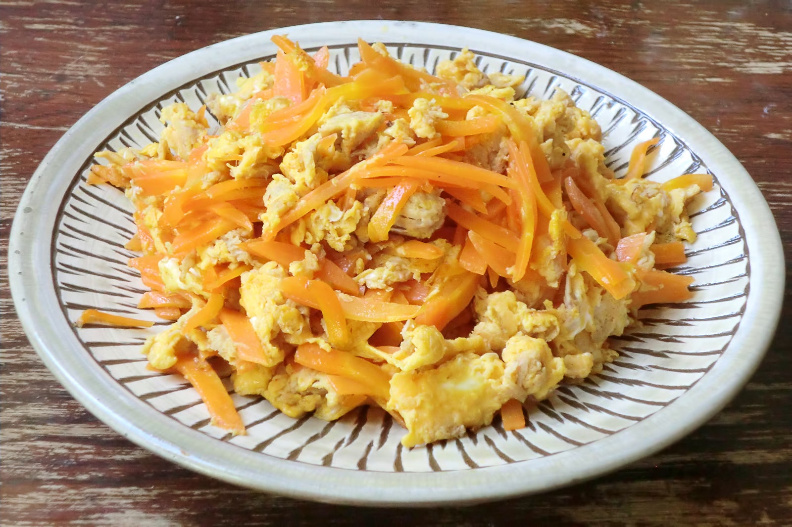 غذای اوکیناوا هویج رنده شده سرخ شده (نینجین شیریشیری) - Okinawan dish of stir-fried grated carrots (ninjin shirishiri)