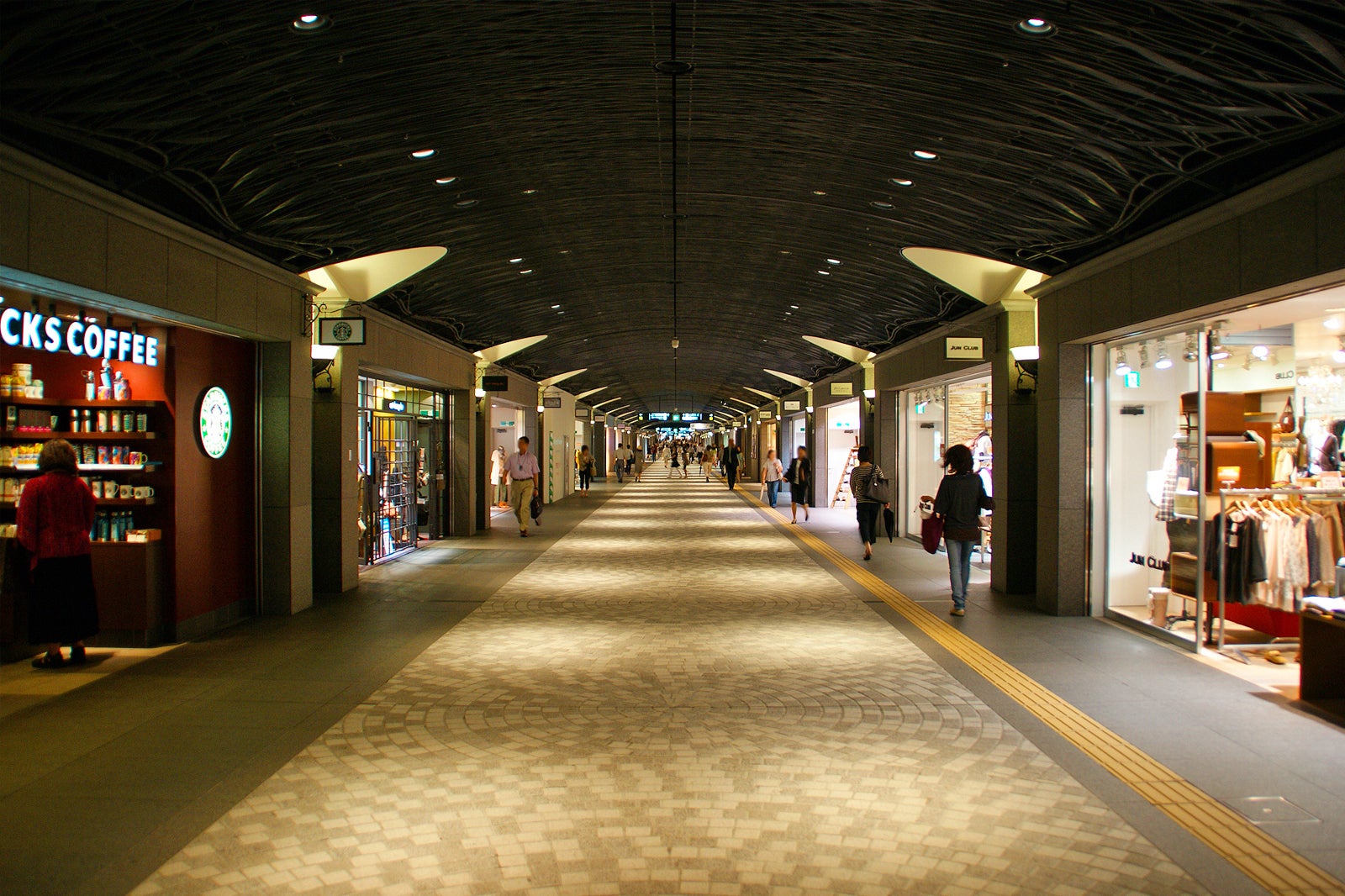 مرکز خرید زیرزمینی تنجین - Tenjin Underground Shopping Center