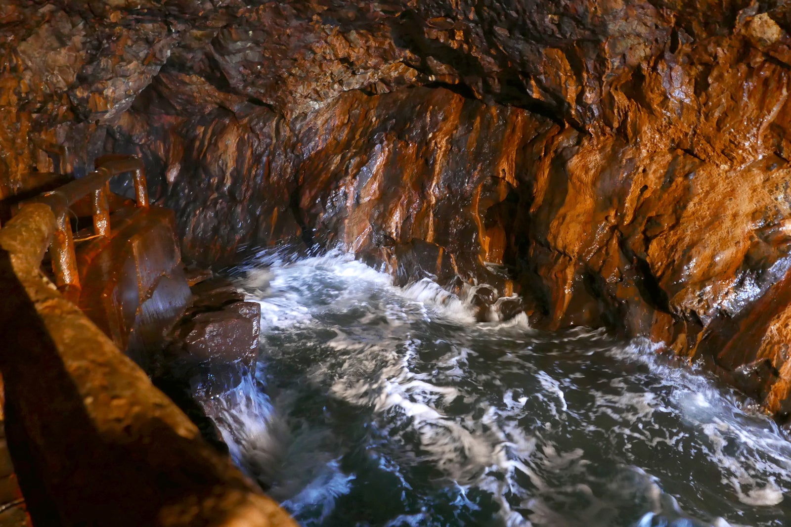 غار سندبکی - Sandanbeki Cave