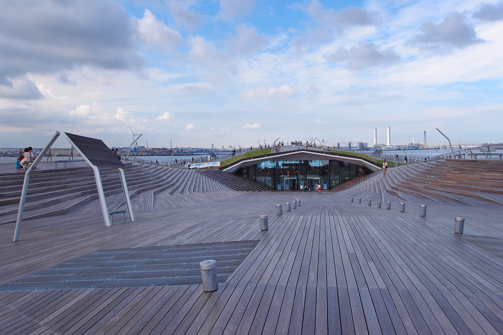 ترمینال مسافربری بین المللی یوکوهاما - Yokohama Intl Passenger Terminal