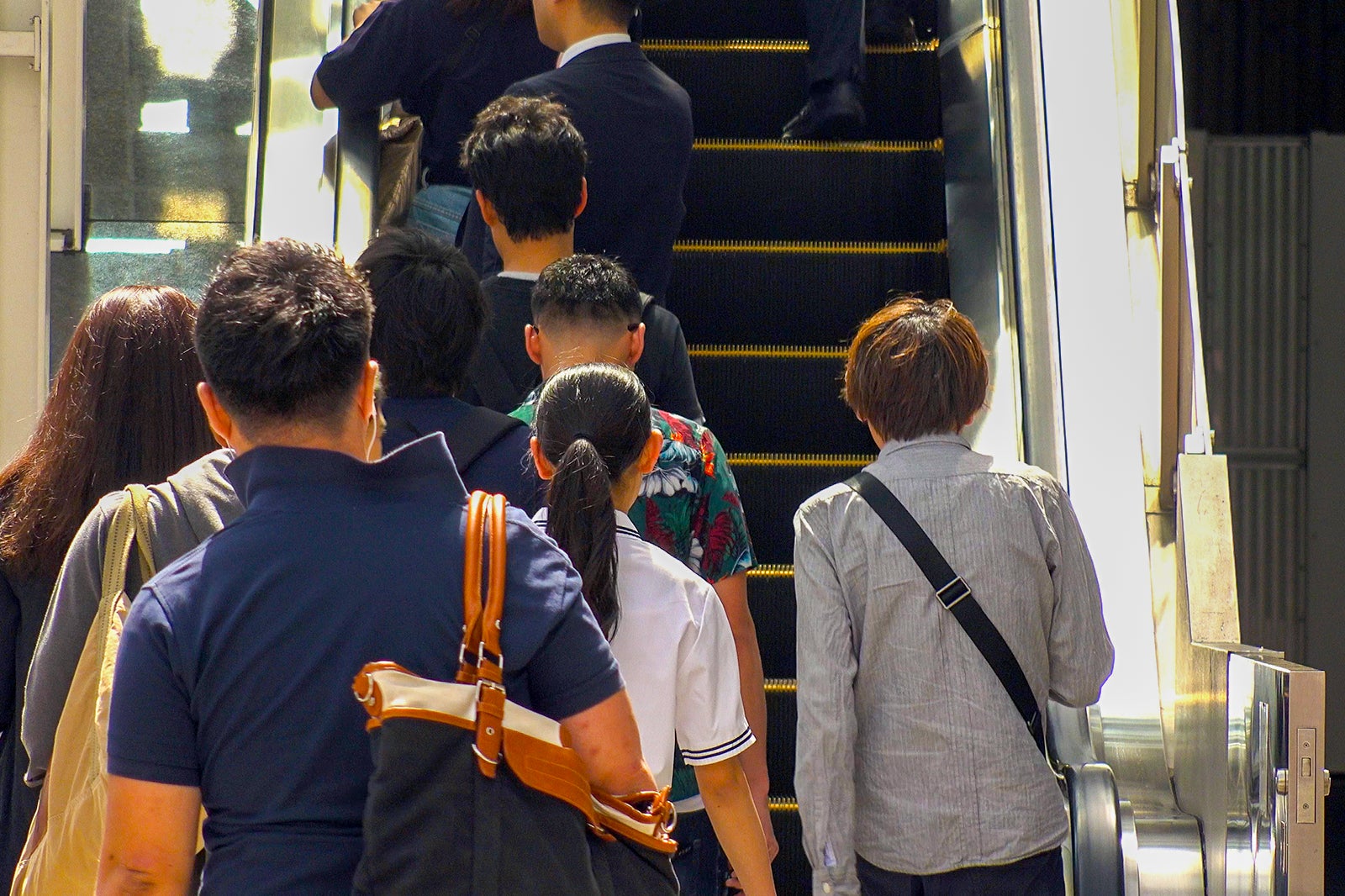 در سمت راست پله برقی بایستید - Don't stand on the right side of the escalator