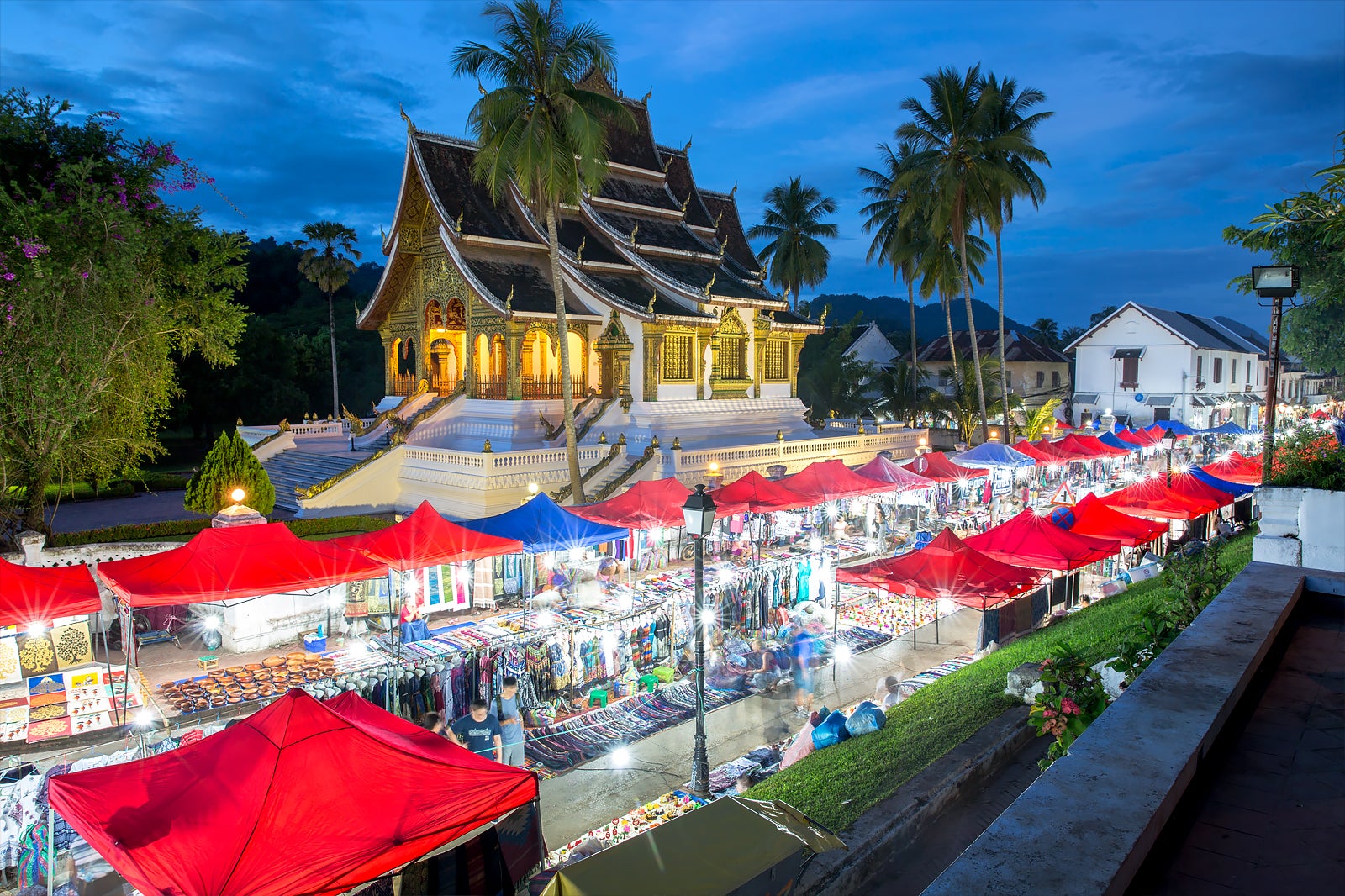 بازار شبانه لوانگ پرابانگ - Luang Prabang Night Market