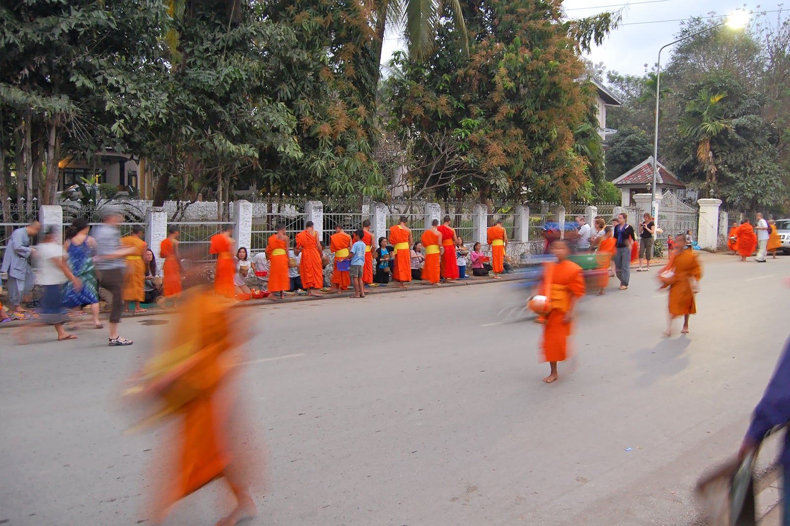 مراسم صدقه در لوانگ پرابانگ - Alms Giving Ceremony in Luang Prabang