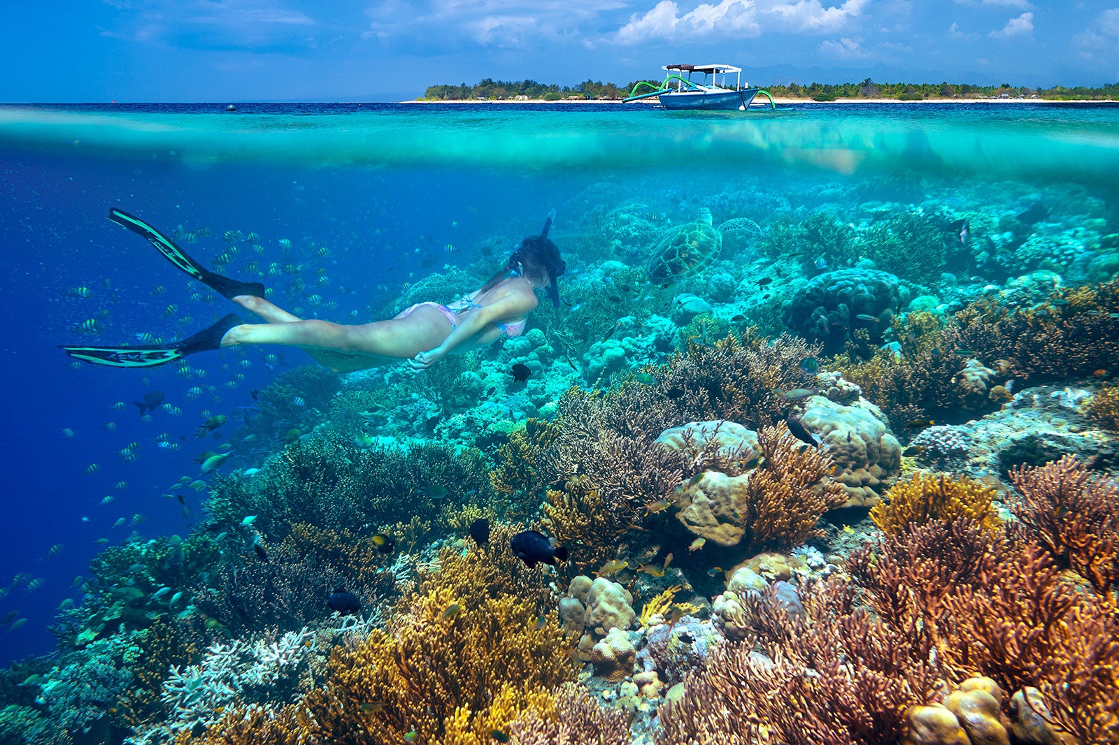 ساحل خلیج آبی - Blue Bay Beach