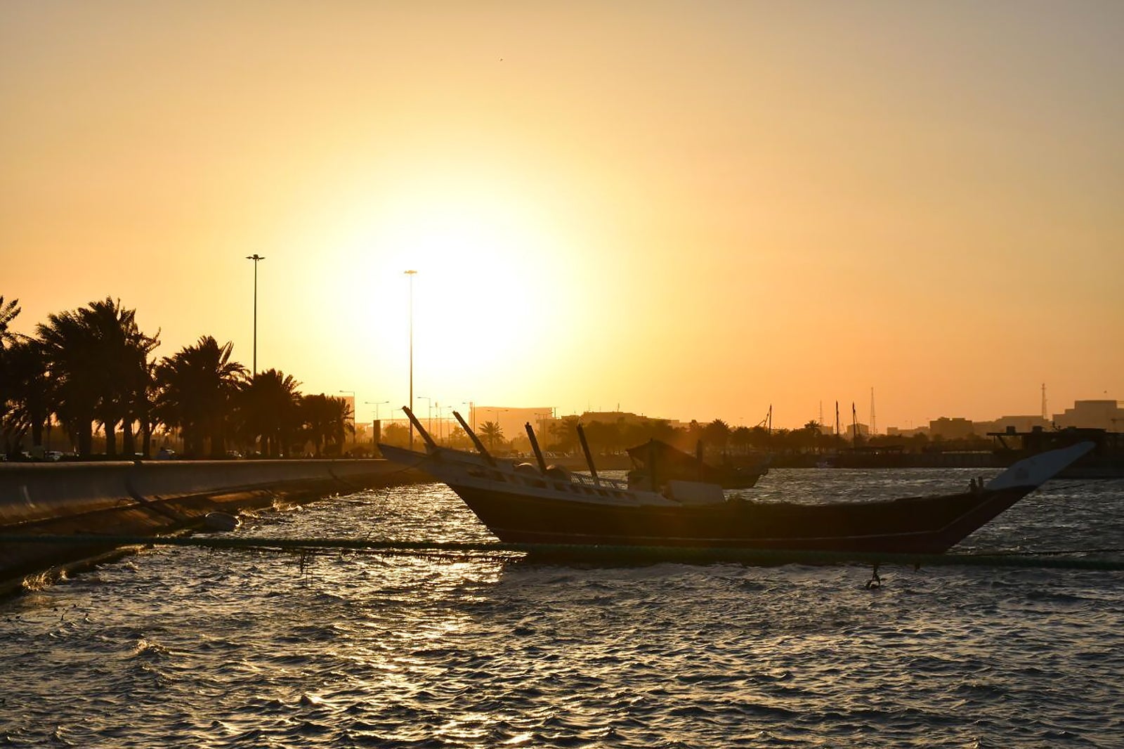 سانست دیو کروز با پیاده روی کورنیش دوحه - Sunset Dhow Cruise with Doha Corniche Walk