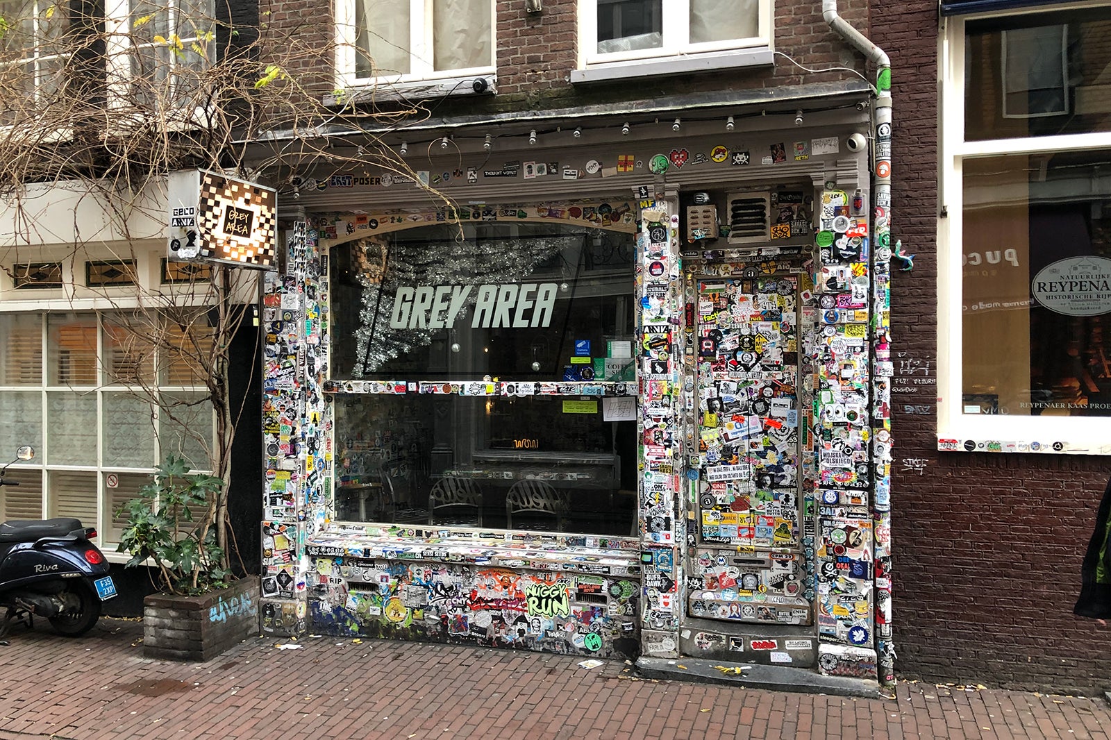 کافی شاپ محله خاکستری - Gray Neighborhood Coffeeshop