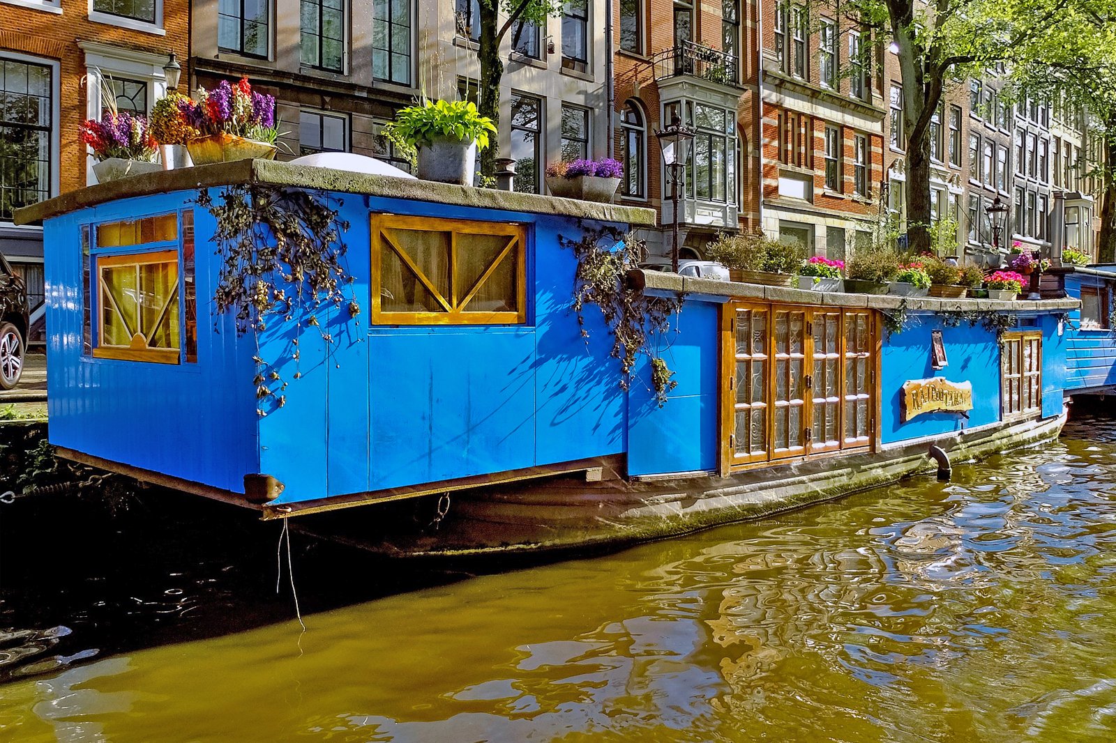 آمستردام بیش از 2500 قایق خانگی دارد - Amsterdam has over 2,500 houseboats