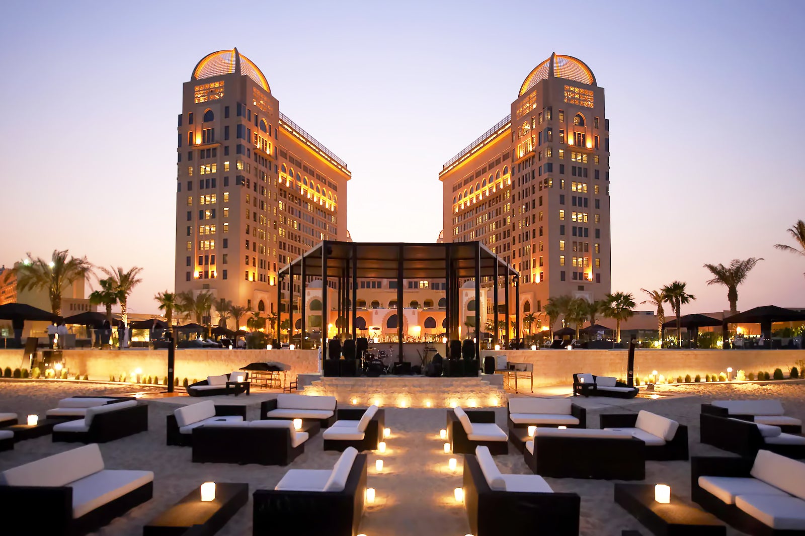 از کلوپ ساحلی سنت رجیس دوحه دیدن کنید - Visit the beach club at St. Regis Doha