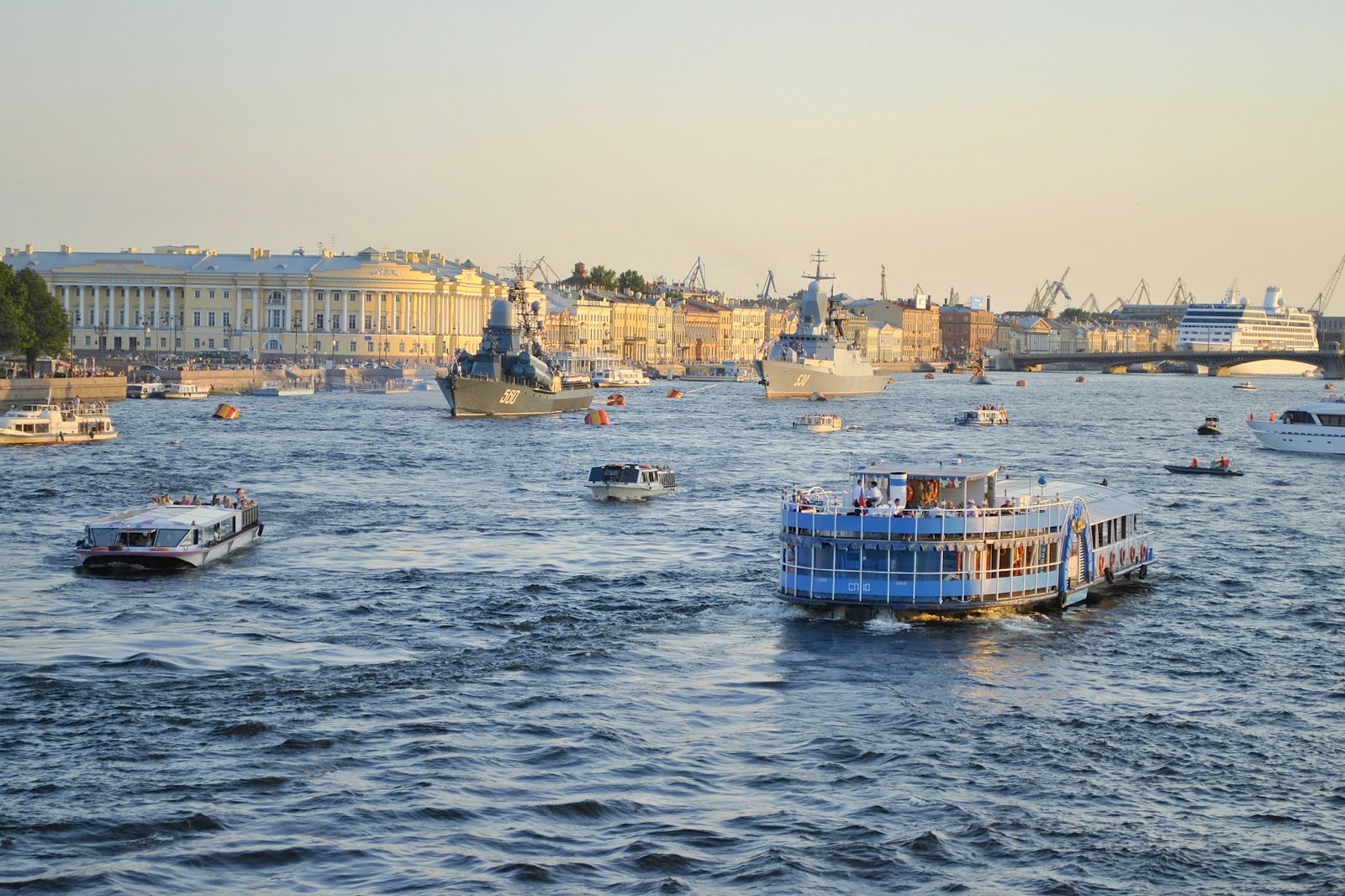 از گشت و گذار در رودخانه و کانال لذت ببرید - Enjoy a river and canal cruise