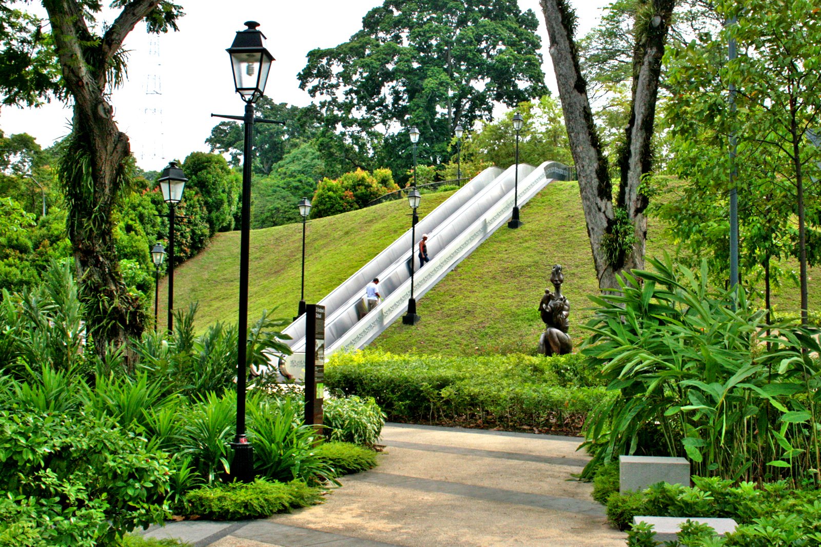 از تپه در پارک فورت کنینگ بالا بروید - Climb the hill at Fort Canning Park