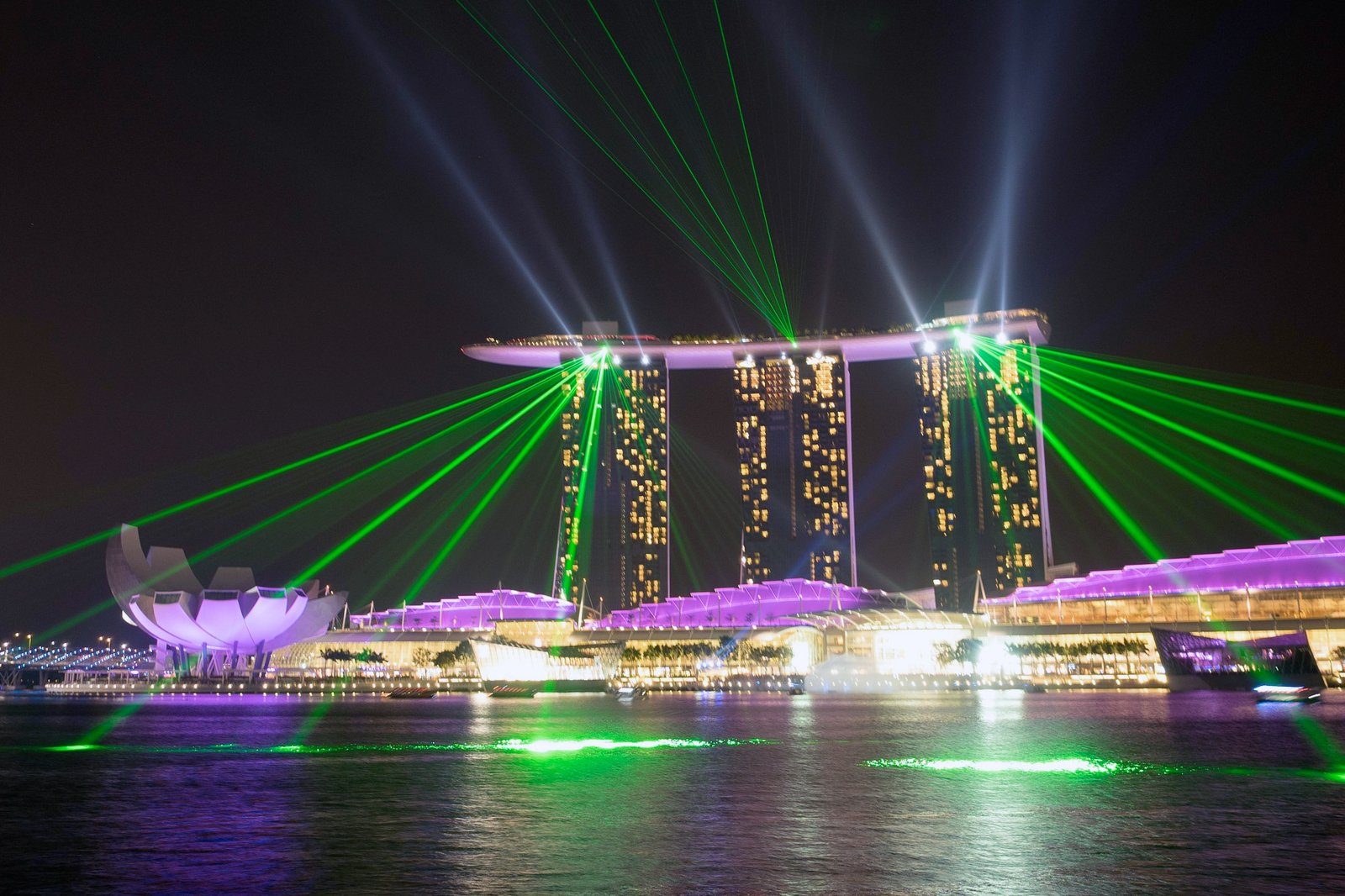 نمایش نور را در خلیج مارینا تماشا کنید - Watch the light show at Marina Bay