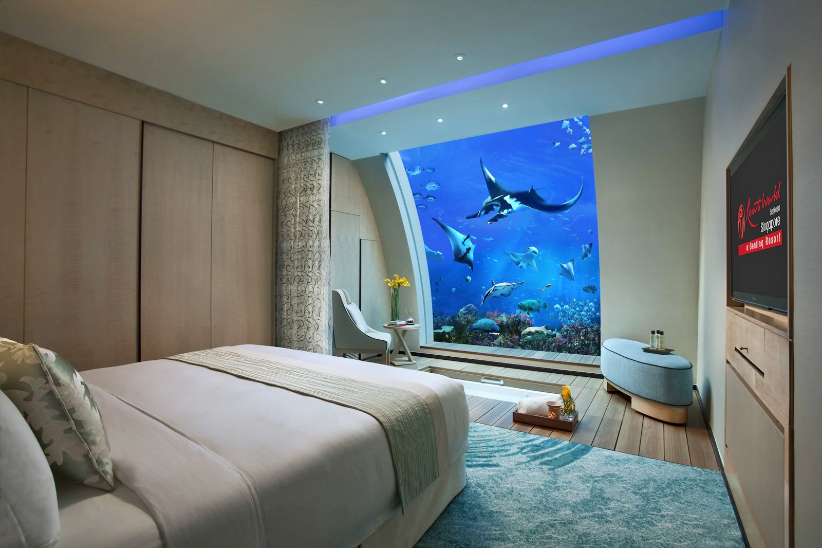 در Resorts World در کنار ماهی ها بخوابید - Sleep next to the fishes at Resorts World