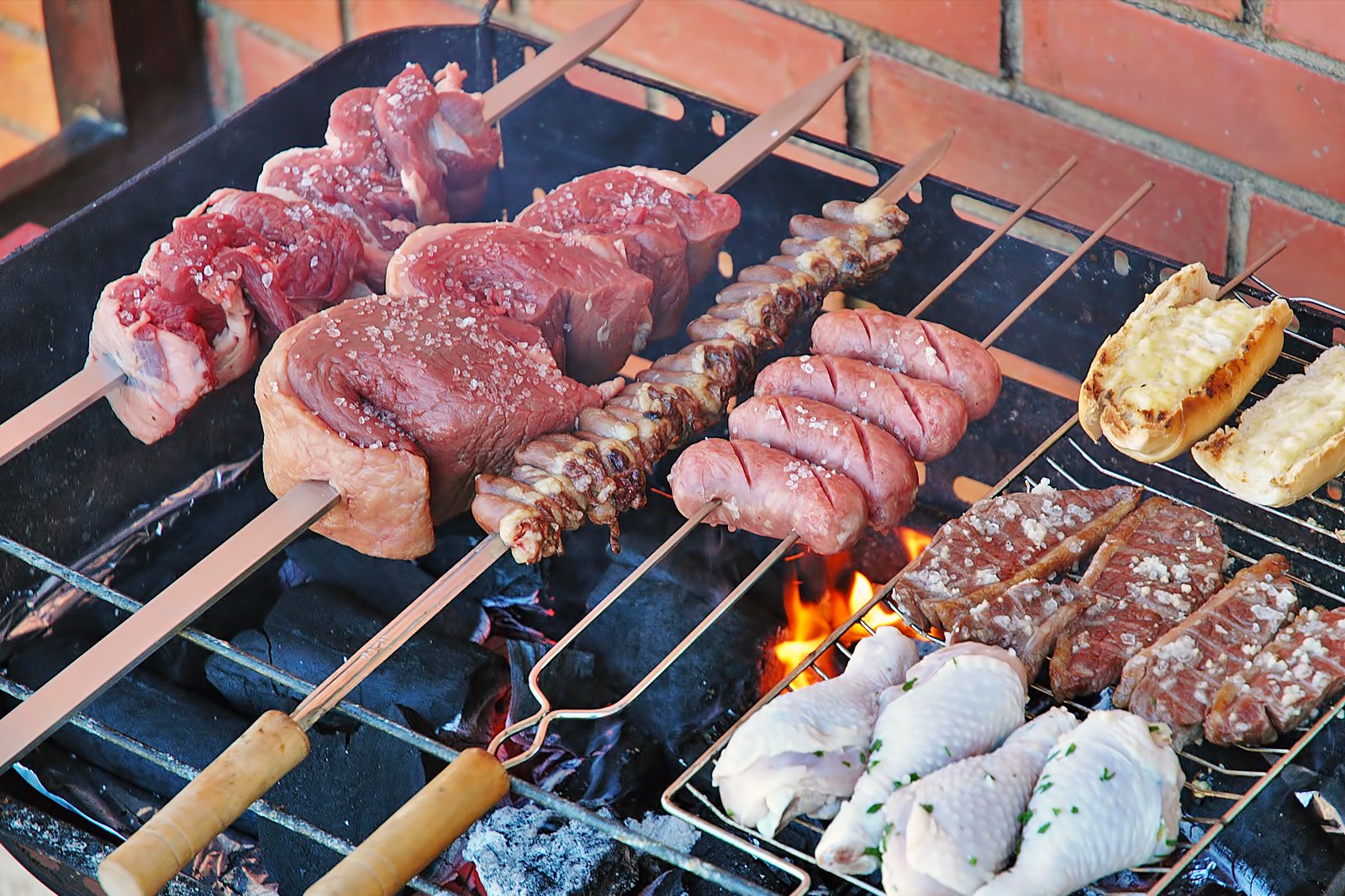 در یک چوراسکاریا شام بخورید - Dine at a churrascaria