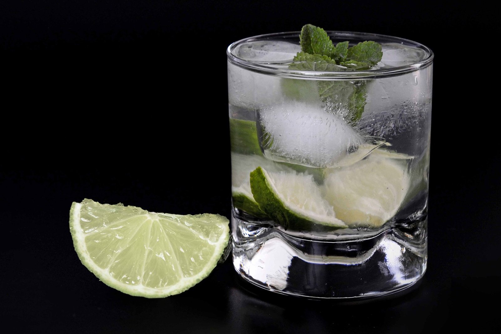 کاپیرینیا را میل کنید - Sip caipirinha