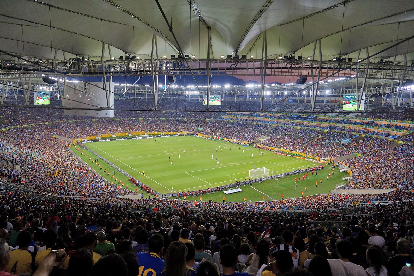 تماشای یک مسابقه فوتبال در استادیوم ماراکانا - Watch a soccer match at Maracanã stadium