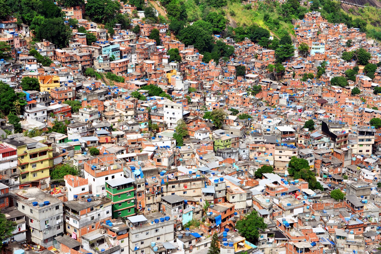 از یک فاولا به صورت گروهی با یک راهنمای محلی معتبر بازدید کنید - Visit a favela in a group, with a reputable local guide