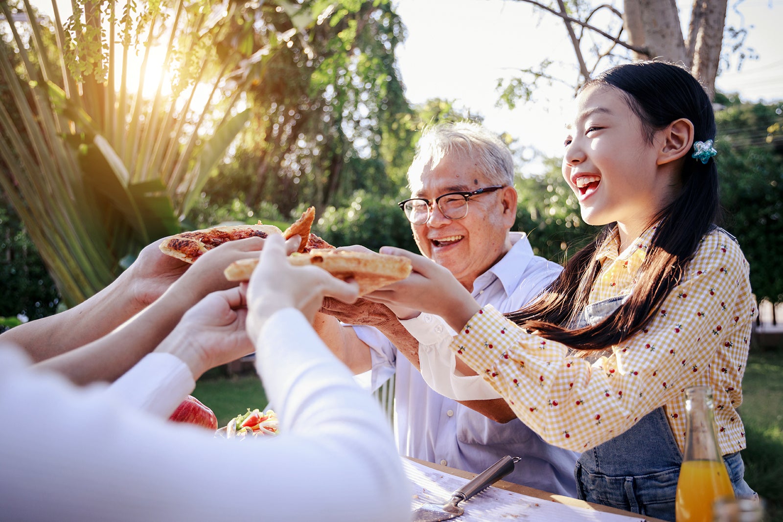 خوردن قبل از بزرگتر سر میز - Eating before the eldest at the table