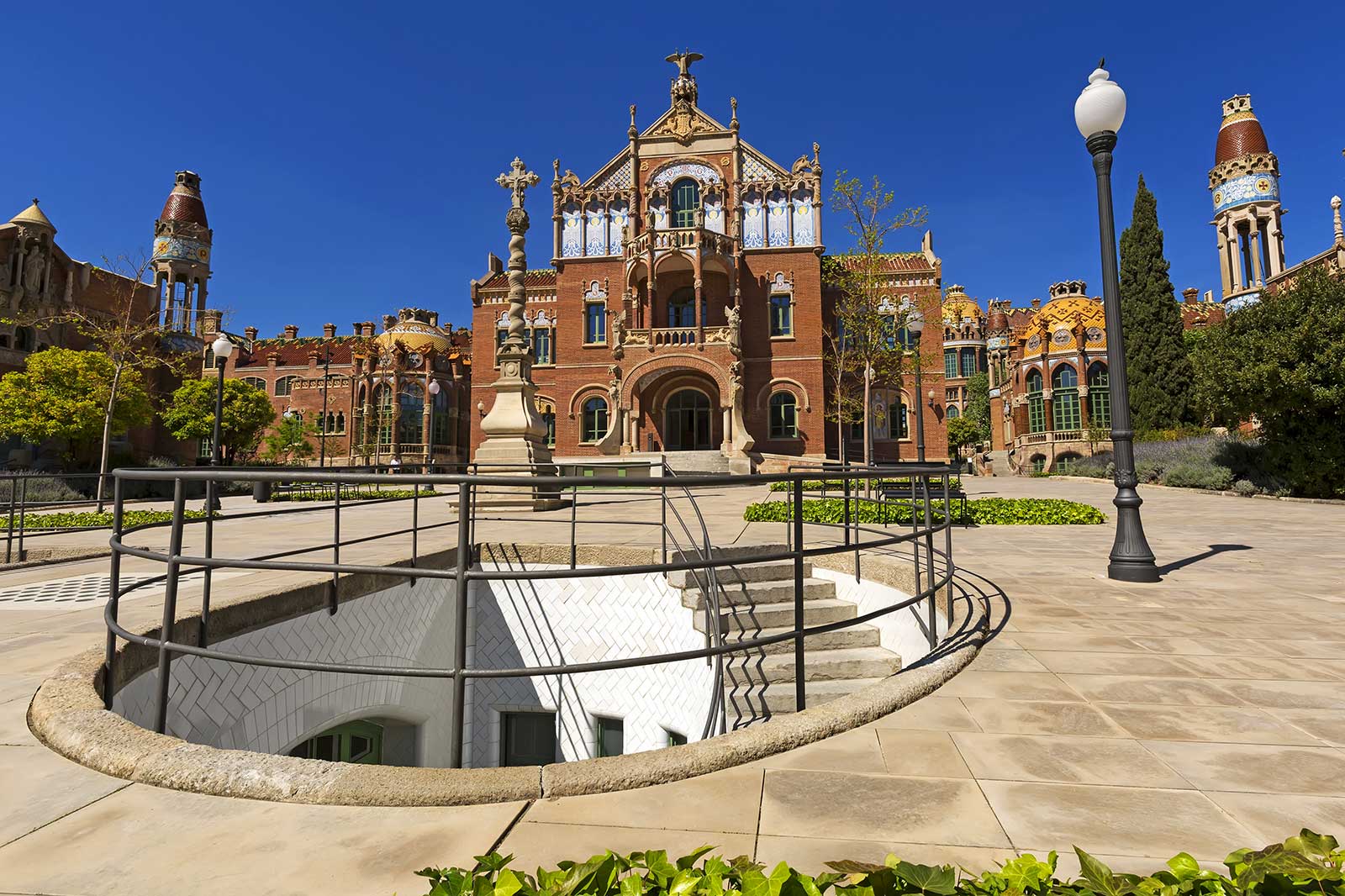 La Pedrera-Casa Mila به Recinte Modernista de Sant Pau - La Pedrera-Casa Mila to Recinte Modernista de Sant Pau