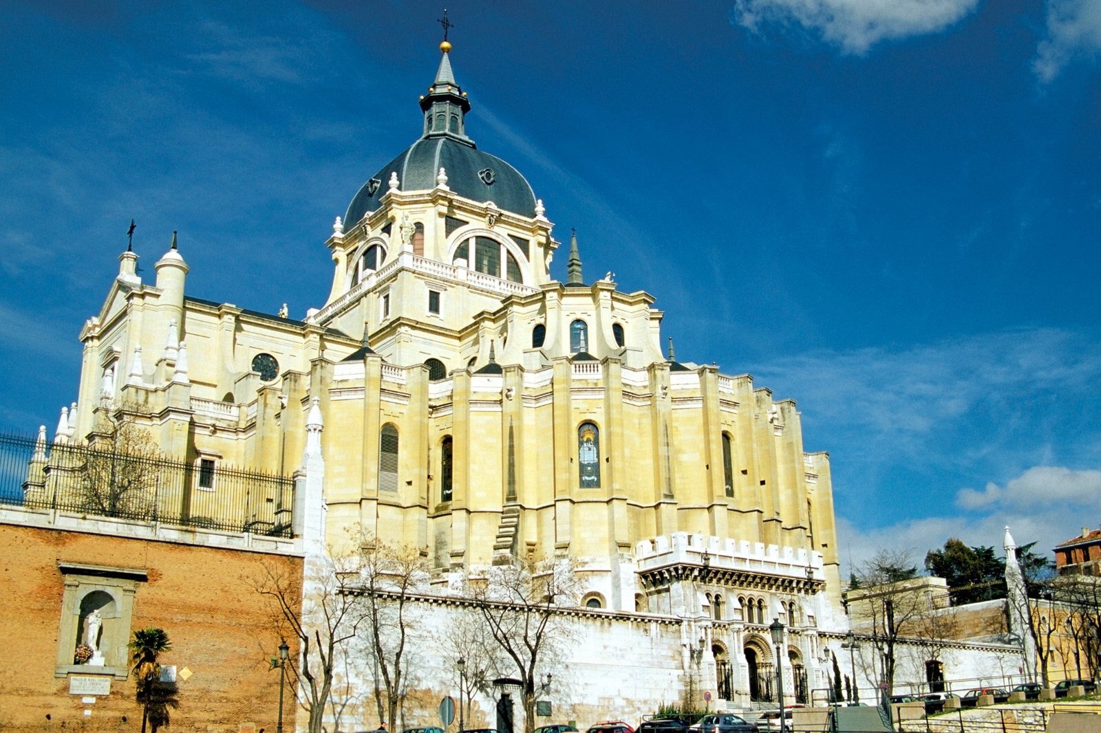 کلیسای جامع لا آلمودنا - La Almudena Cathedral