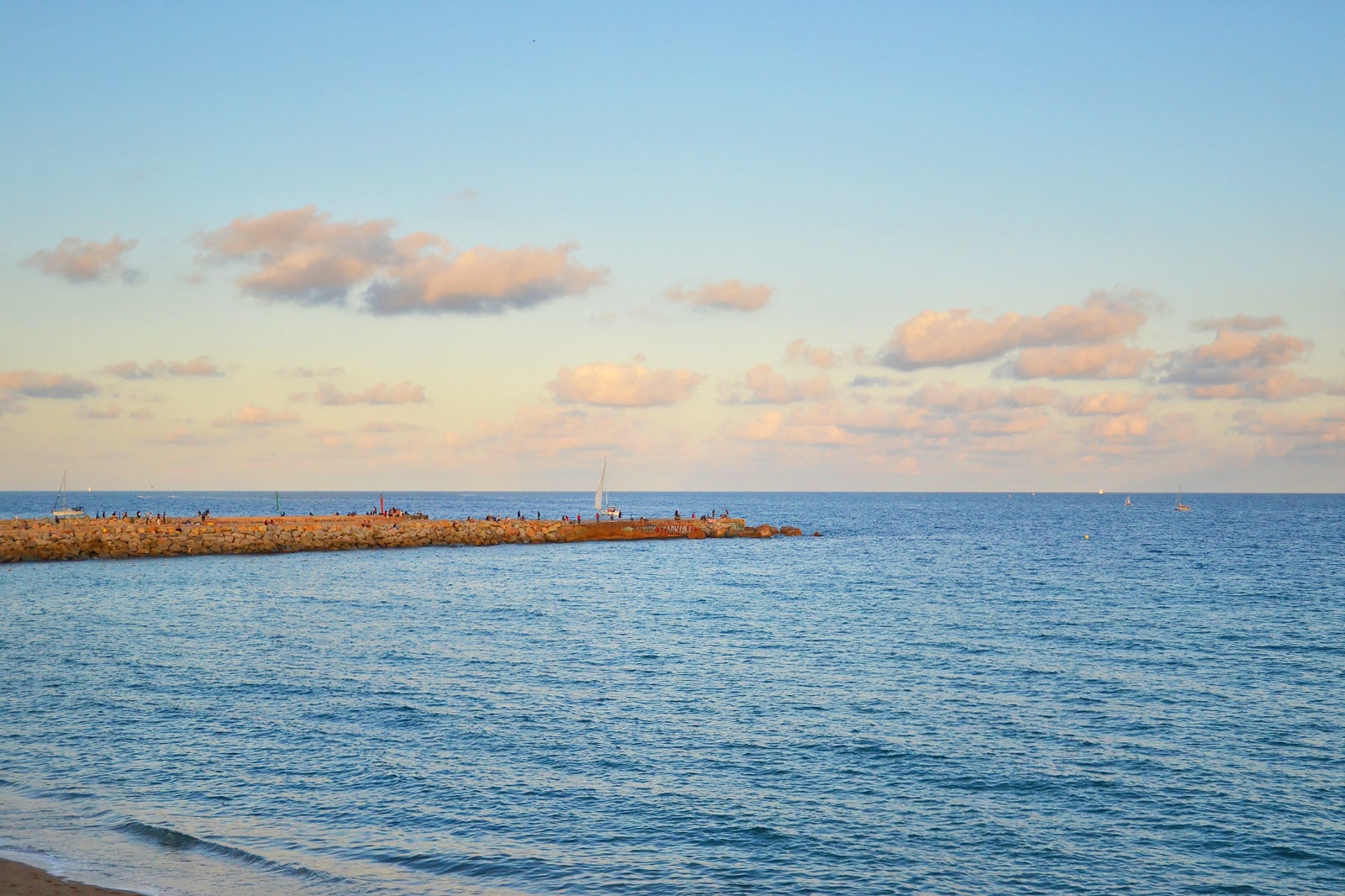 ساحل نوا ایکاریا - Nova Icària Beach