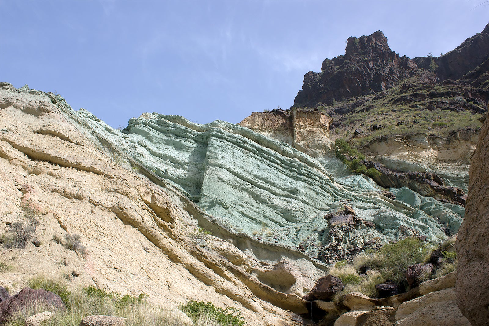 صخره های رنگین کمان ونگوئرا را تحسین کنید - Admire Veneguera's Rainbow Rocks