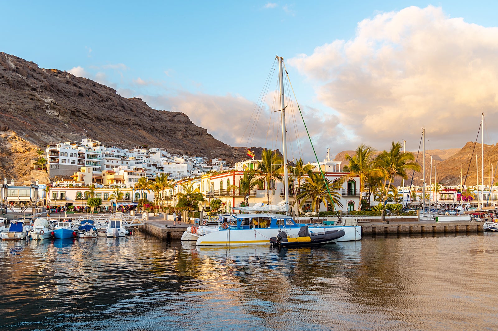 در سواحل Puerto de Mogán با یک کاتاماران حرکت کنید - Sail in a catamaran off the coast of Puerto de Mogán