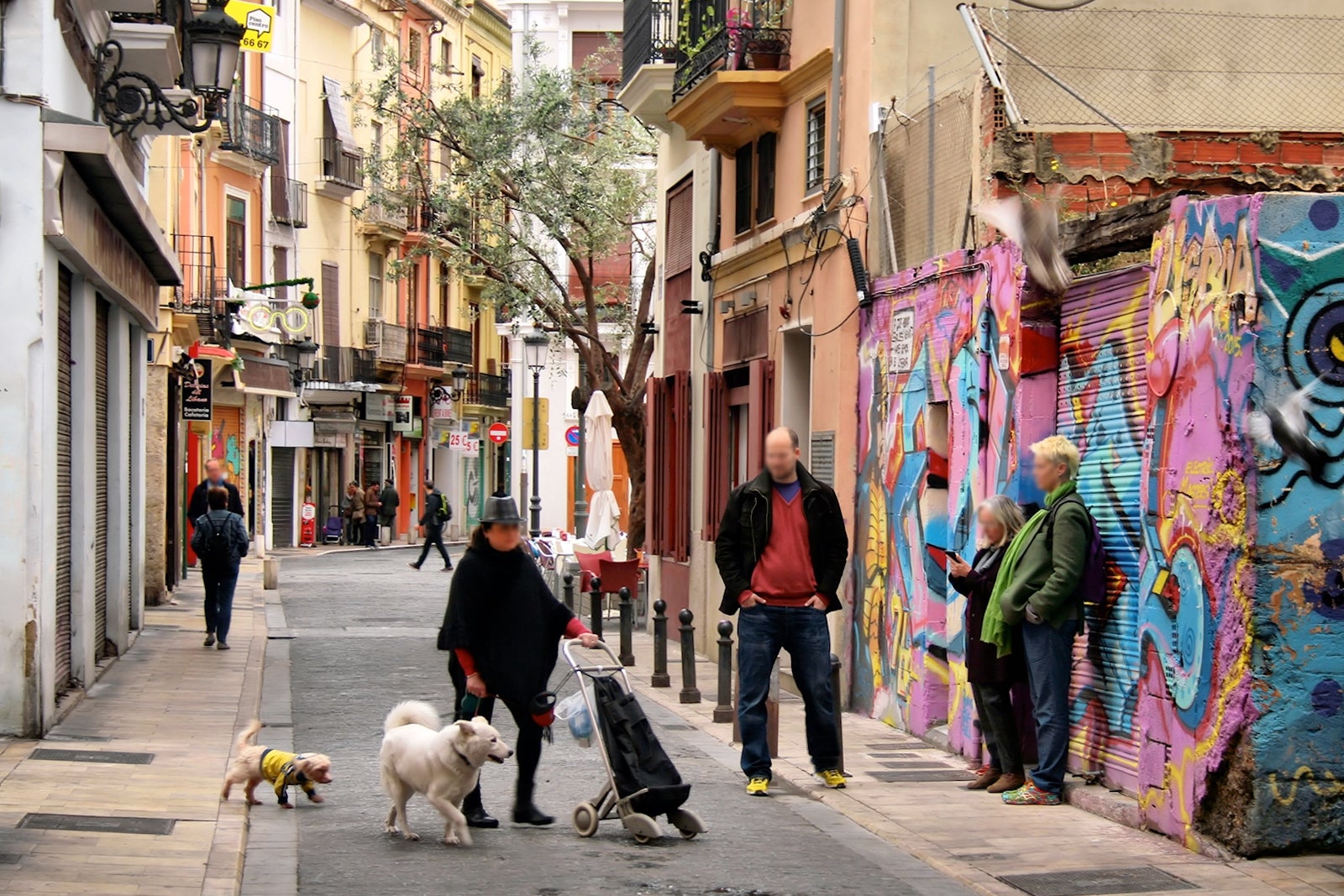 محله ال کارمن را کاوش کنید - Explore the El Carmen neighbourhood