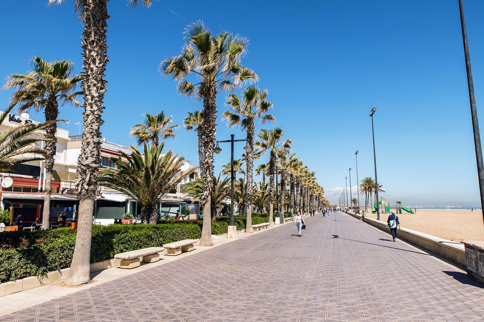 در امتداد ساحل مالواروسا قدم بزنید - Go for a walk along Malvarrosa Beach