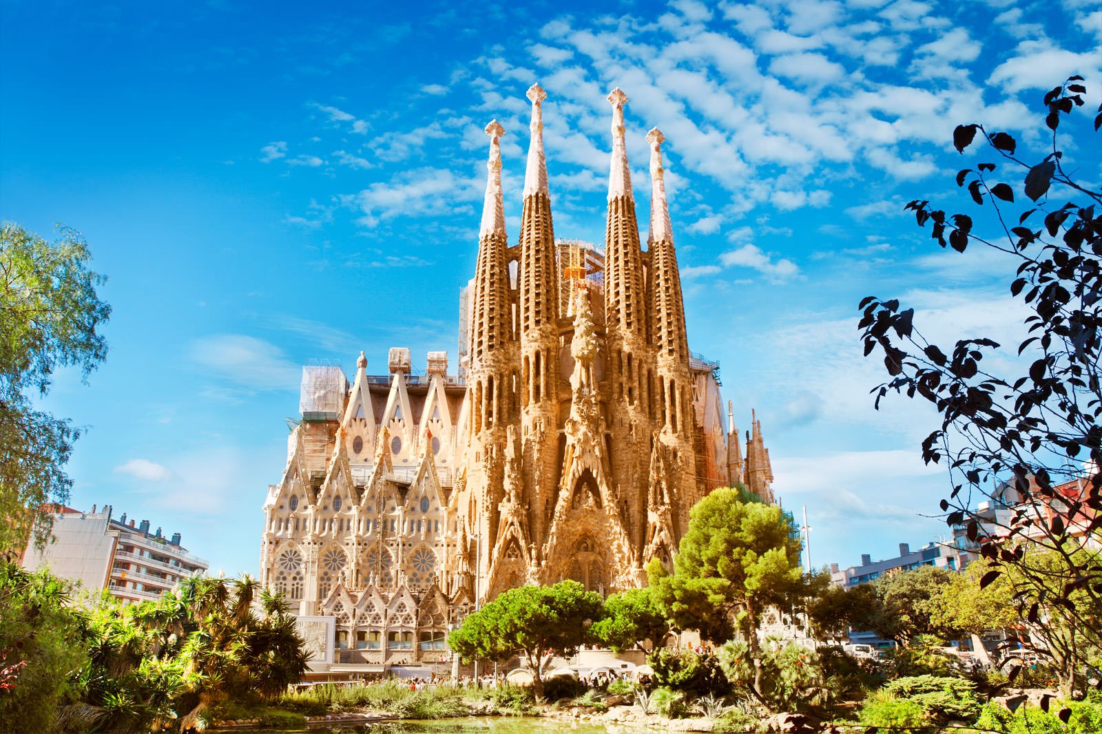 La Sagrada Familia را از بیرون تحسین کنید - Admire the La Sagrada Familia from outside