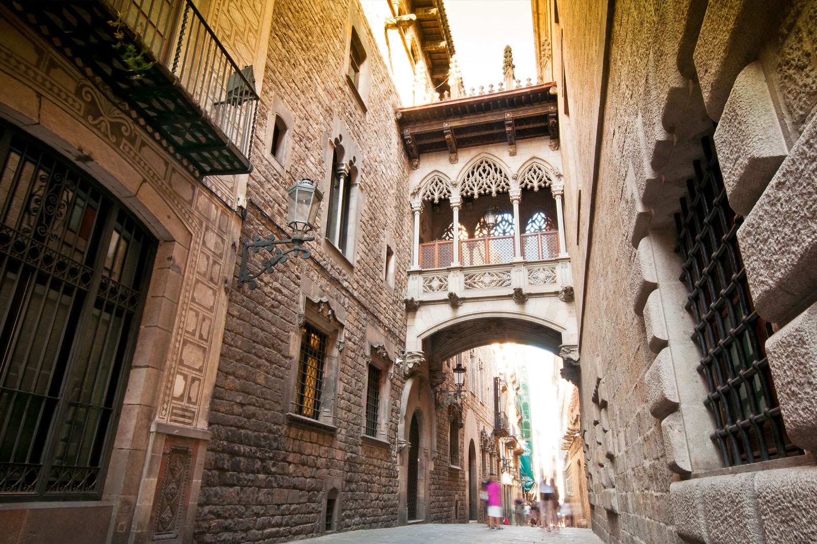 در محله گوتیک کاوش کنید - Explore the Gothic Quarter