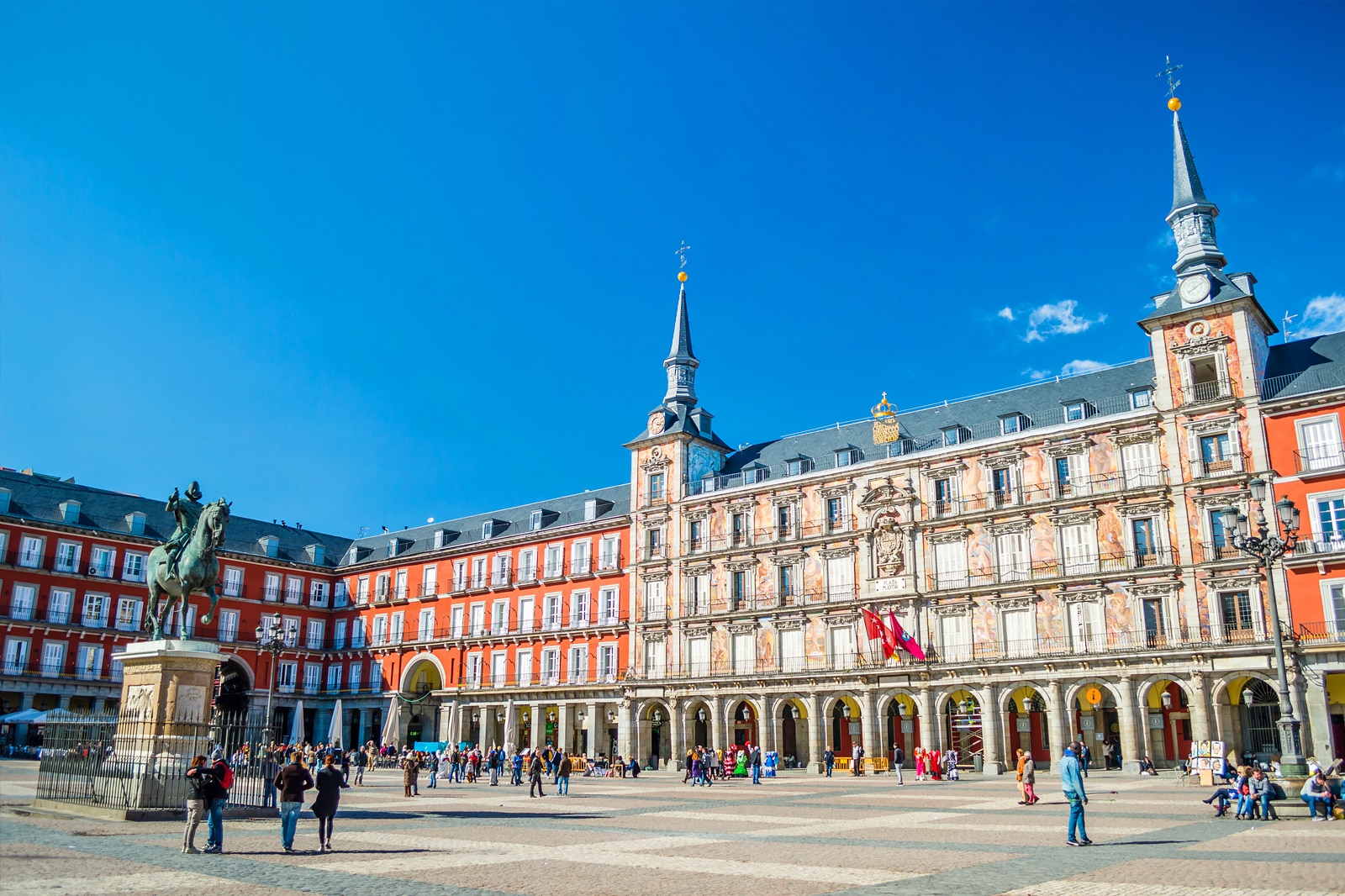 آثار تاریخی پلازا مایور را بررسی کنید - Check out historical monuments in Plaza Mayor