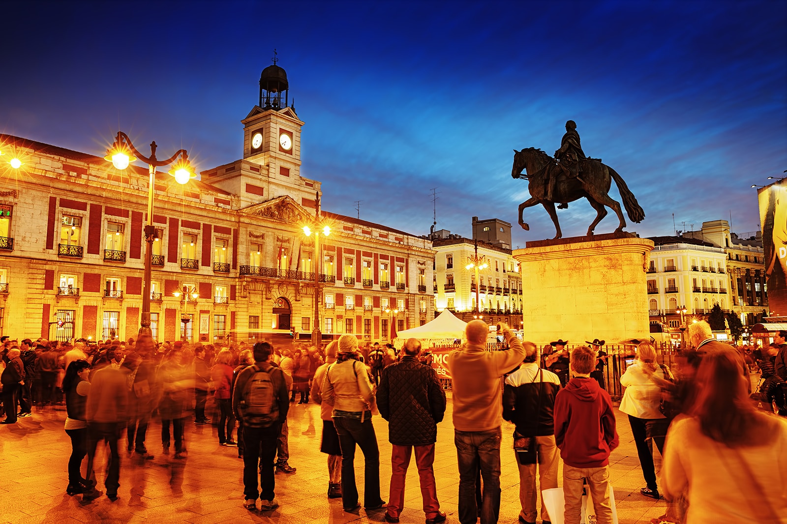 اجراکنندگان خیابانی را در Puerta del Sol تماشا کنید - Watch street performers in Puerta del Sol