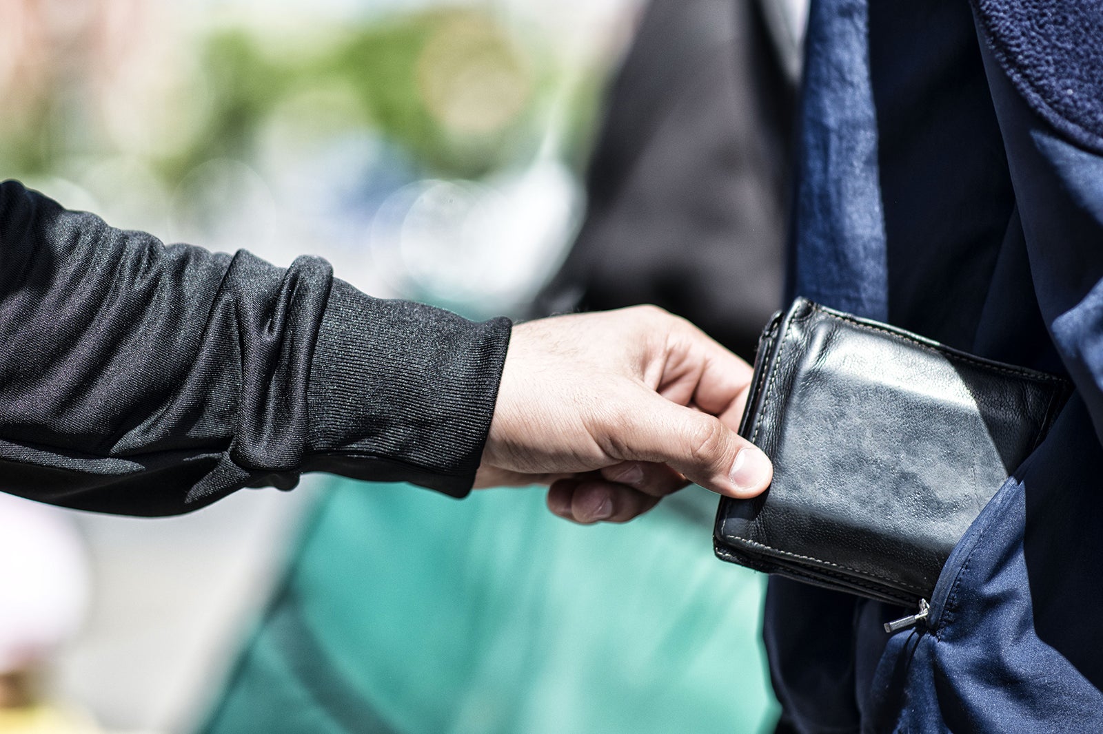 حمل اشیاء قیمتی در محله های شلوغ - Carrying valuables around busy neighborhoods