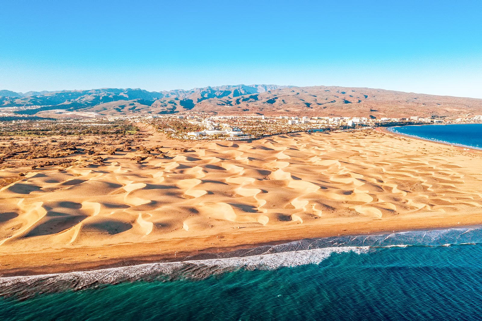 فکر می کنم فقط آتشفشان ها و سواحل شن سیاه وجود دارند - Thinking there are only volcanoes and black sand beaches