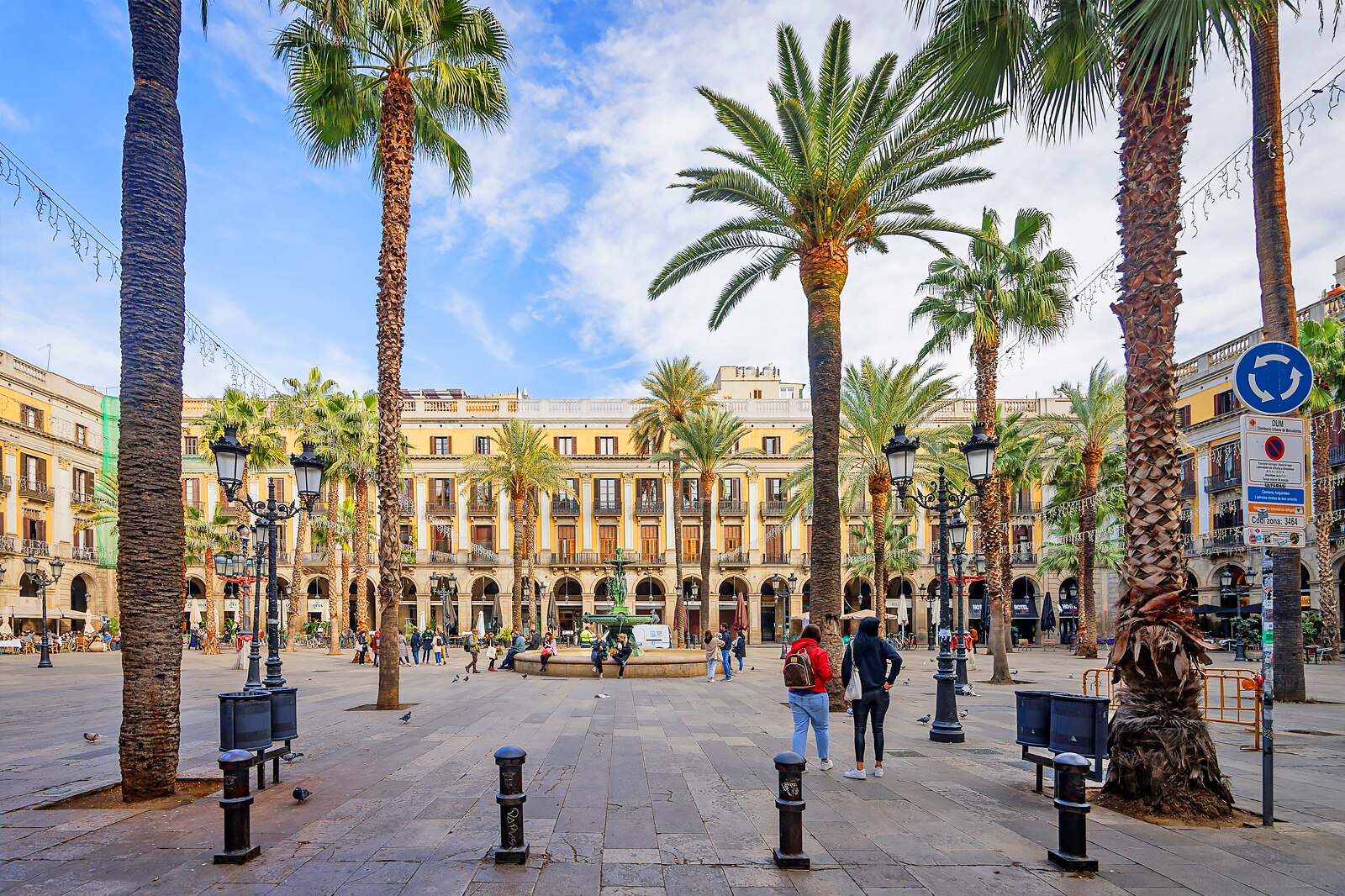 تماشای مردم در Plaça Reial - People-watching in Plaça Reial