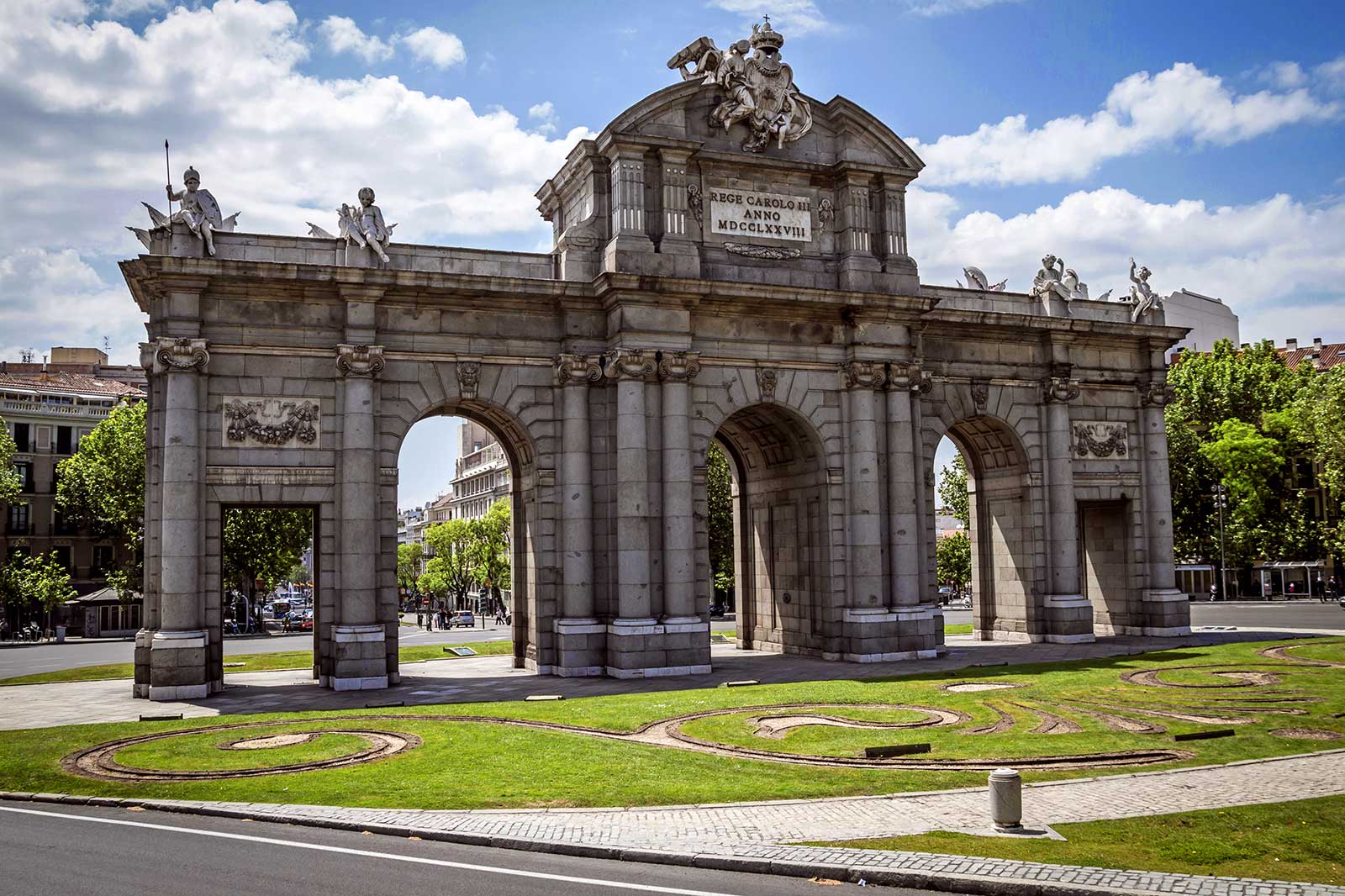 Puerta de Alcala به کاخ سلطنتی مادرید - Puerta de Alcala to Royal Palace of Madrid