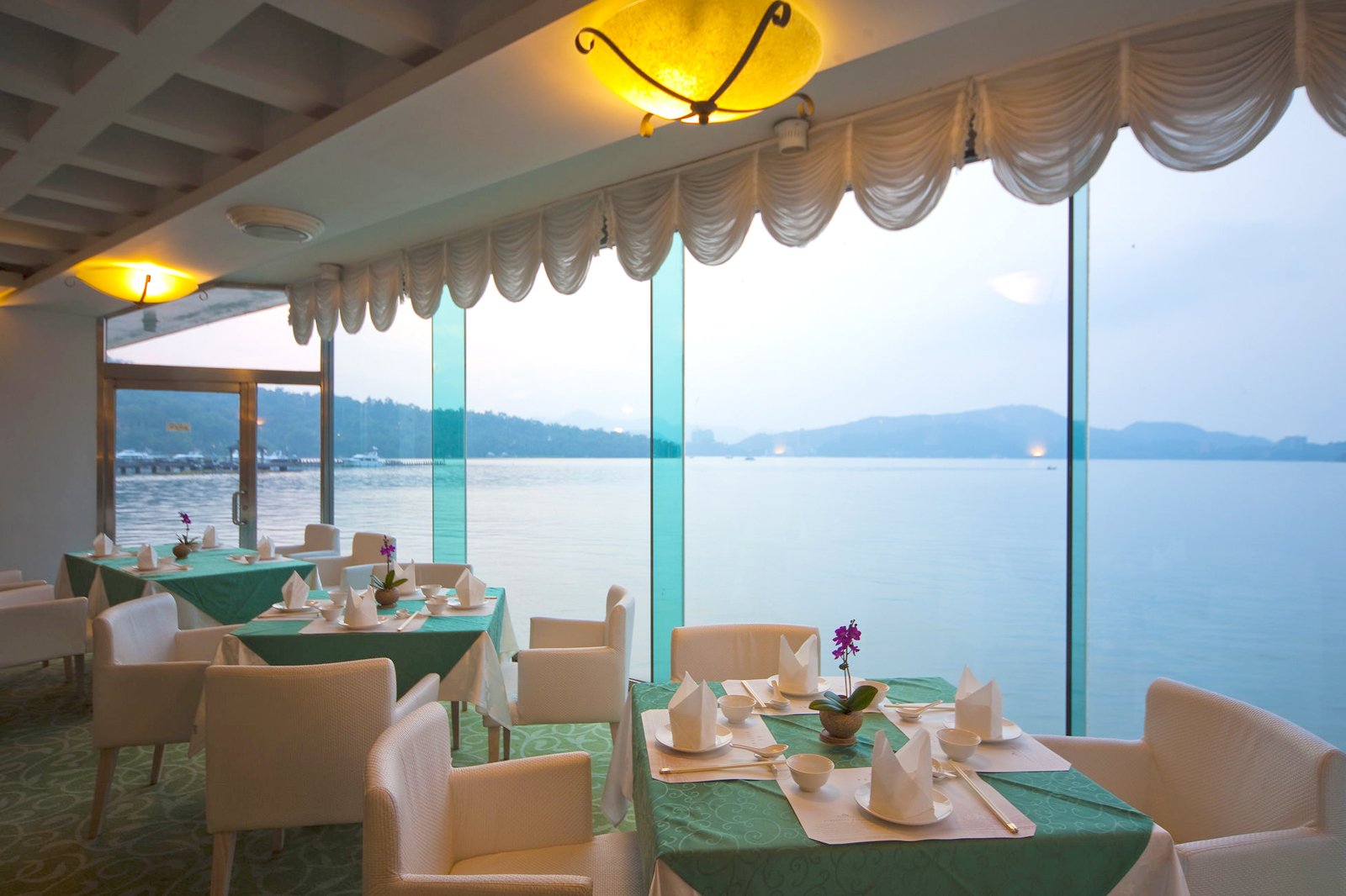 رستوران کنار دریاچه - Lakeside Restaurant