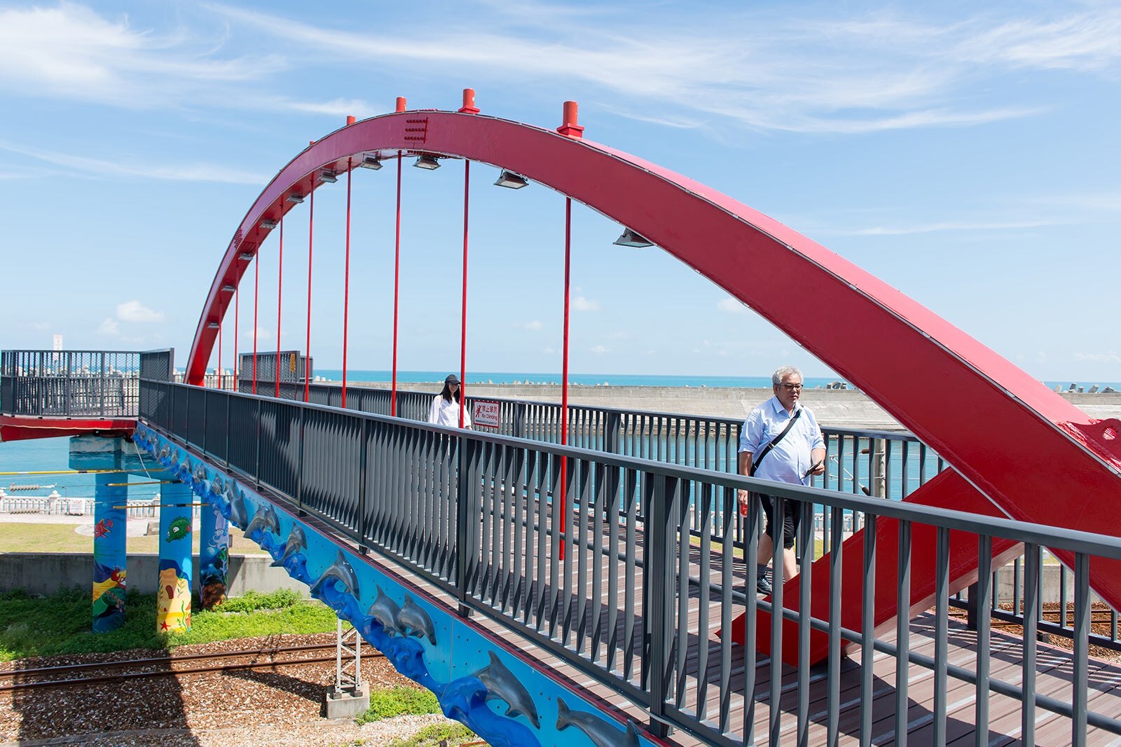 منظره دریا باورنکردنی از پل چشم انداز بندرگاه Hualien - Incredible sea view from Hualien Harbor Landscape Bridge