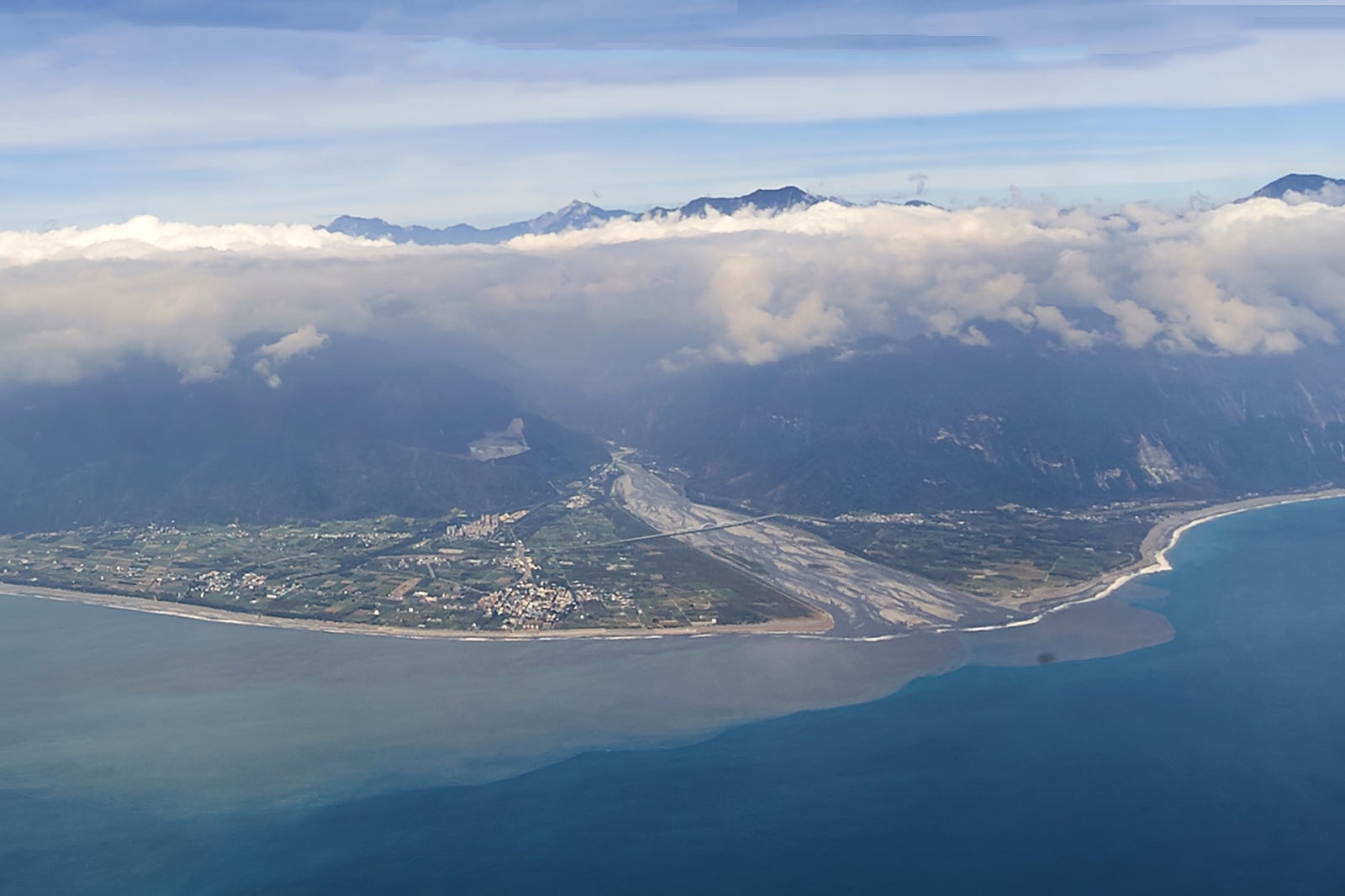 از منظره خور رودخانه Hualien لذت ببرید - Enjoy the view at the estuary of Hualien River