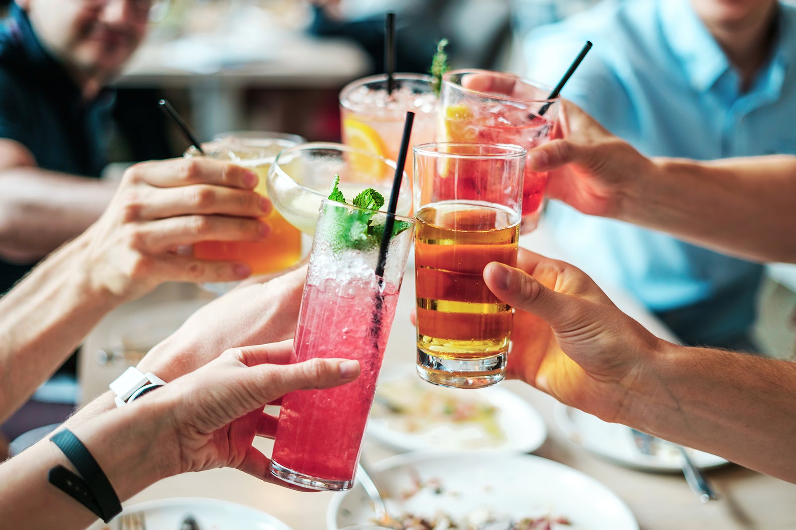 لذت بردن از نوشیدنی در یک کوکتل بار - Enjoying beverages at a cocktail bar