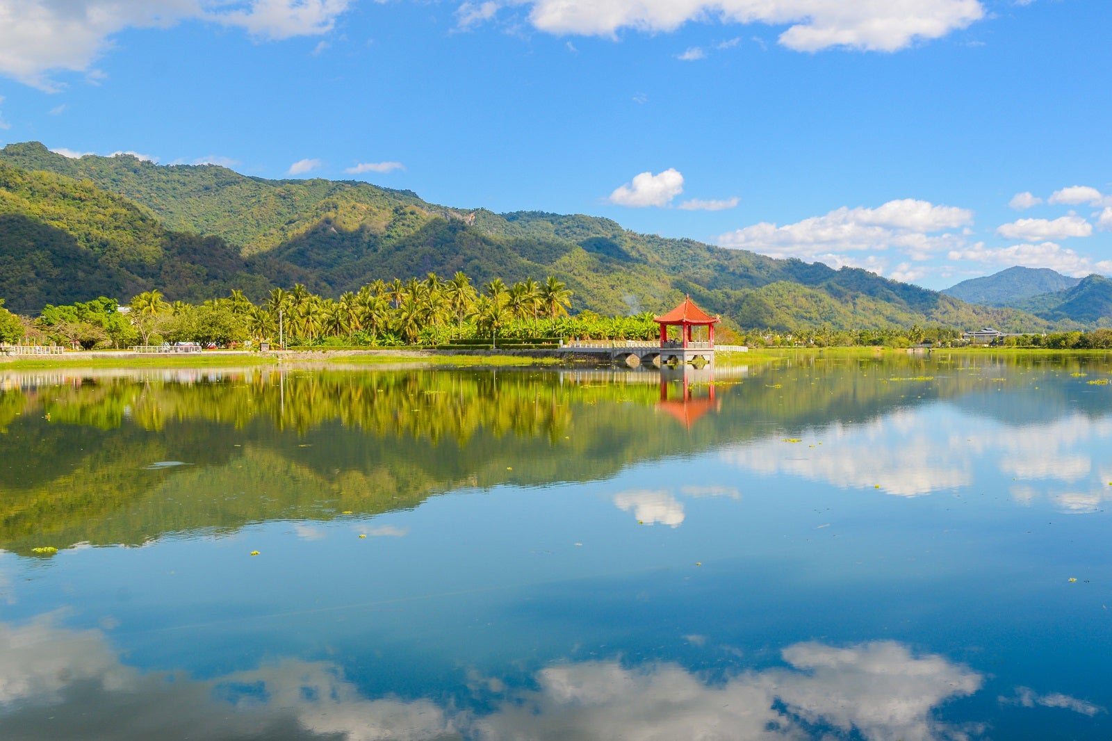 دریاچه ژونگ ژنگ - Lake Zhongzheng